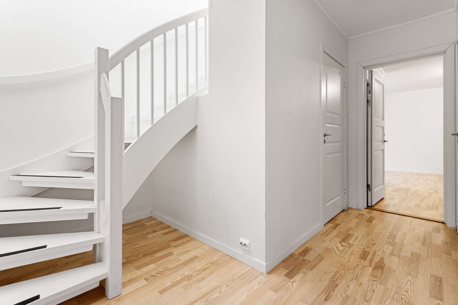 Trappegangen har parkett på gulv og malte overflater. Galleribilde