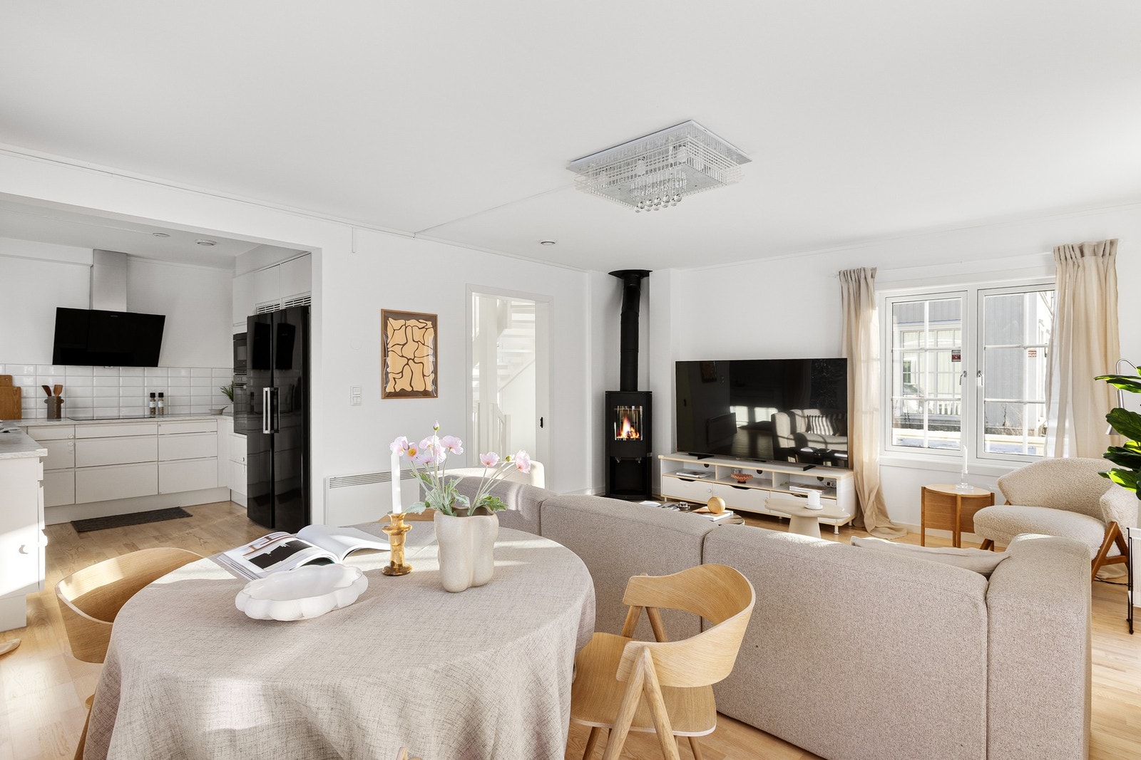 Mellom stue og kjøkken er det fint å plassere boligens spisebord. Galleribilde