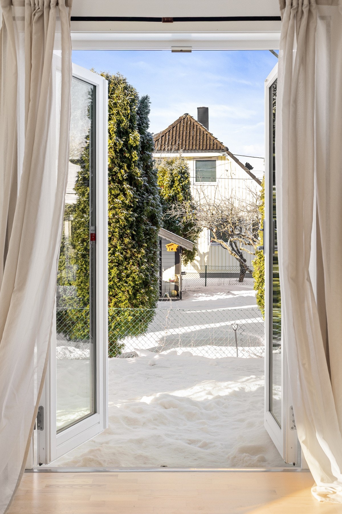 Med enkel adkomst til kjøkkenet samt god plass til grill, er det supert å både lage og spise sommermiddagene utendørs. Galleribilde