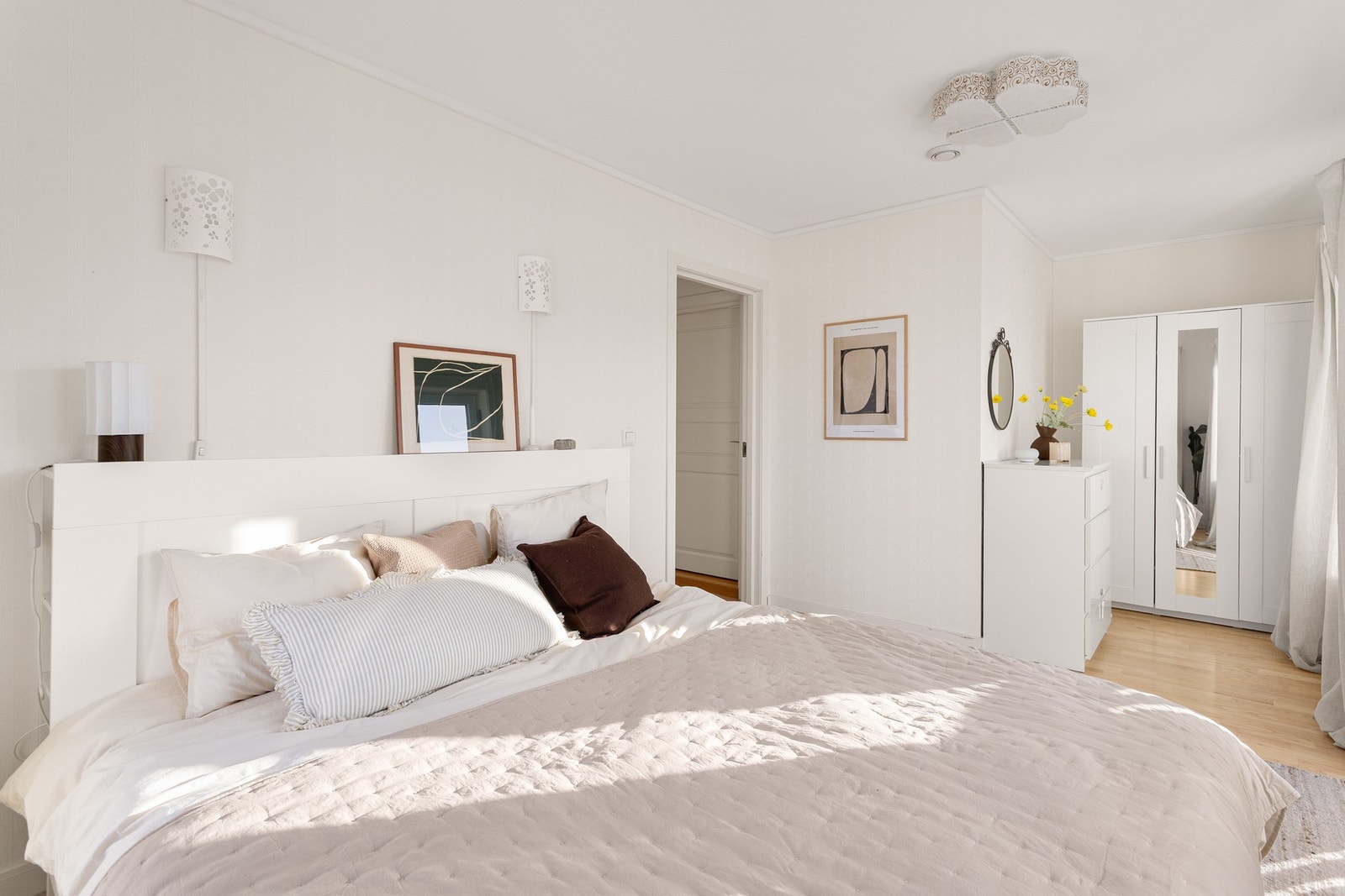 Garderobeskapet medfølger. Galleribilde