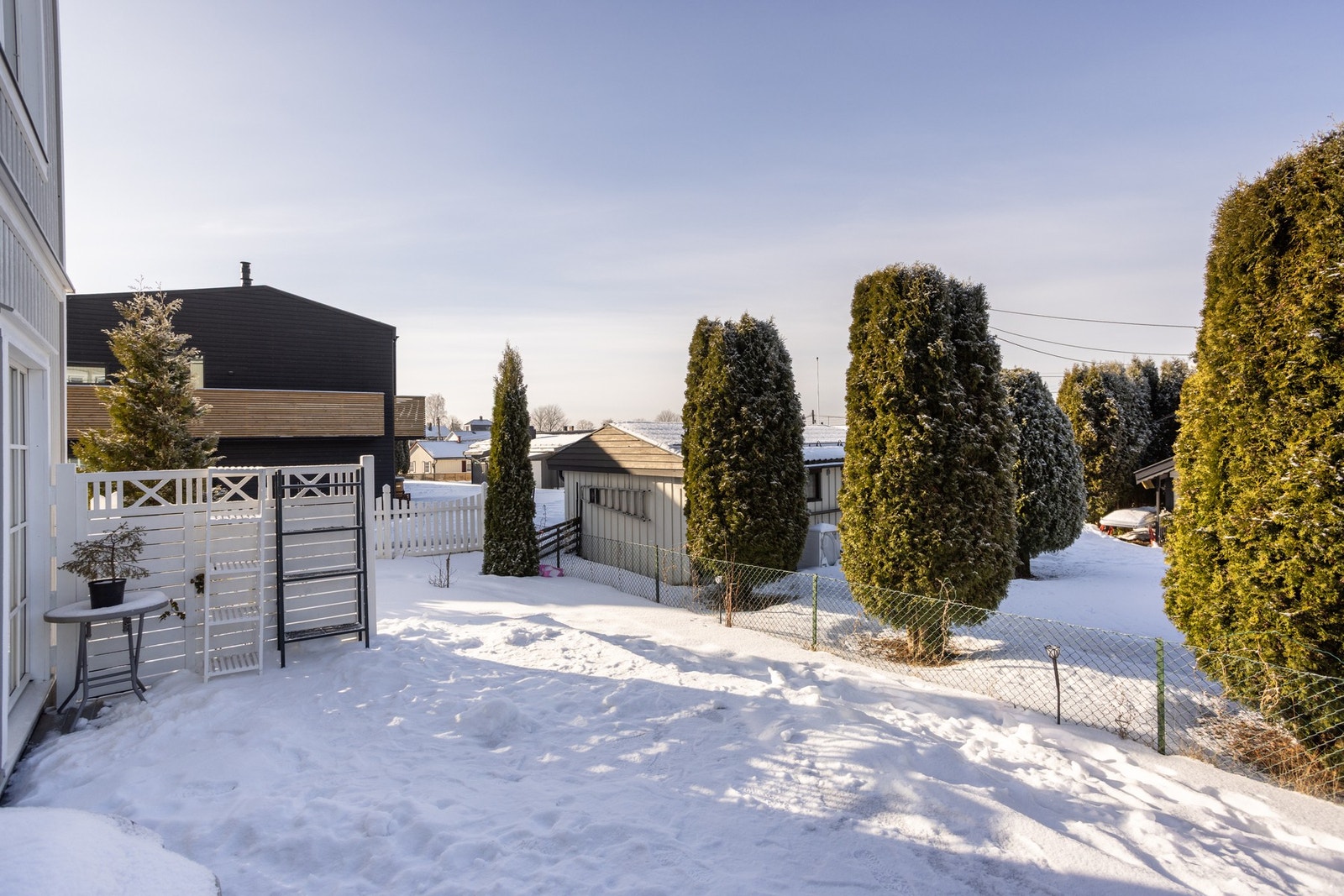 Tomten er ikke seksjonert som tilleggsdel og er en del av fellesområder, men med naturlige inndelinger for bruk ved hjelp av gjerdene. Galleribilde