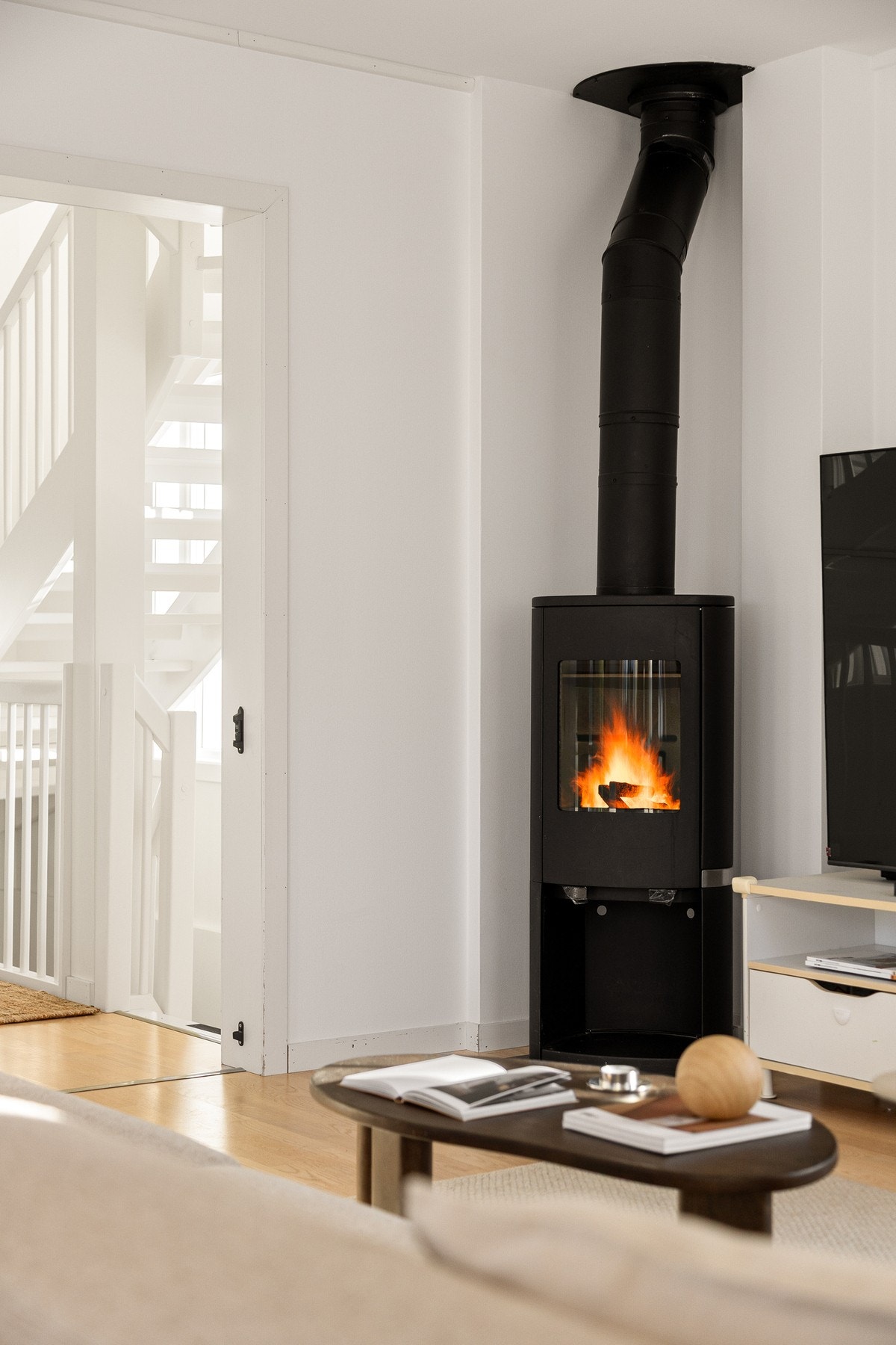 Moderne peis med glassdør bidrar til varme på kaldere dager. Galleribilde