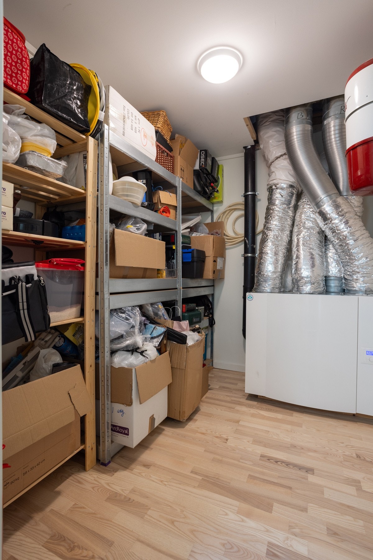 Teknisk rom med gode oppbevaringsmuligheter. Galleribilde