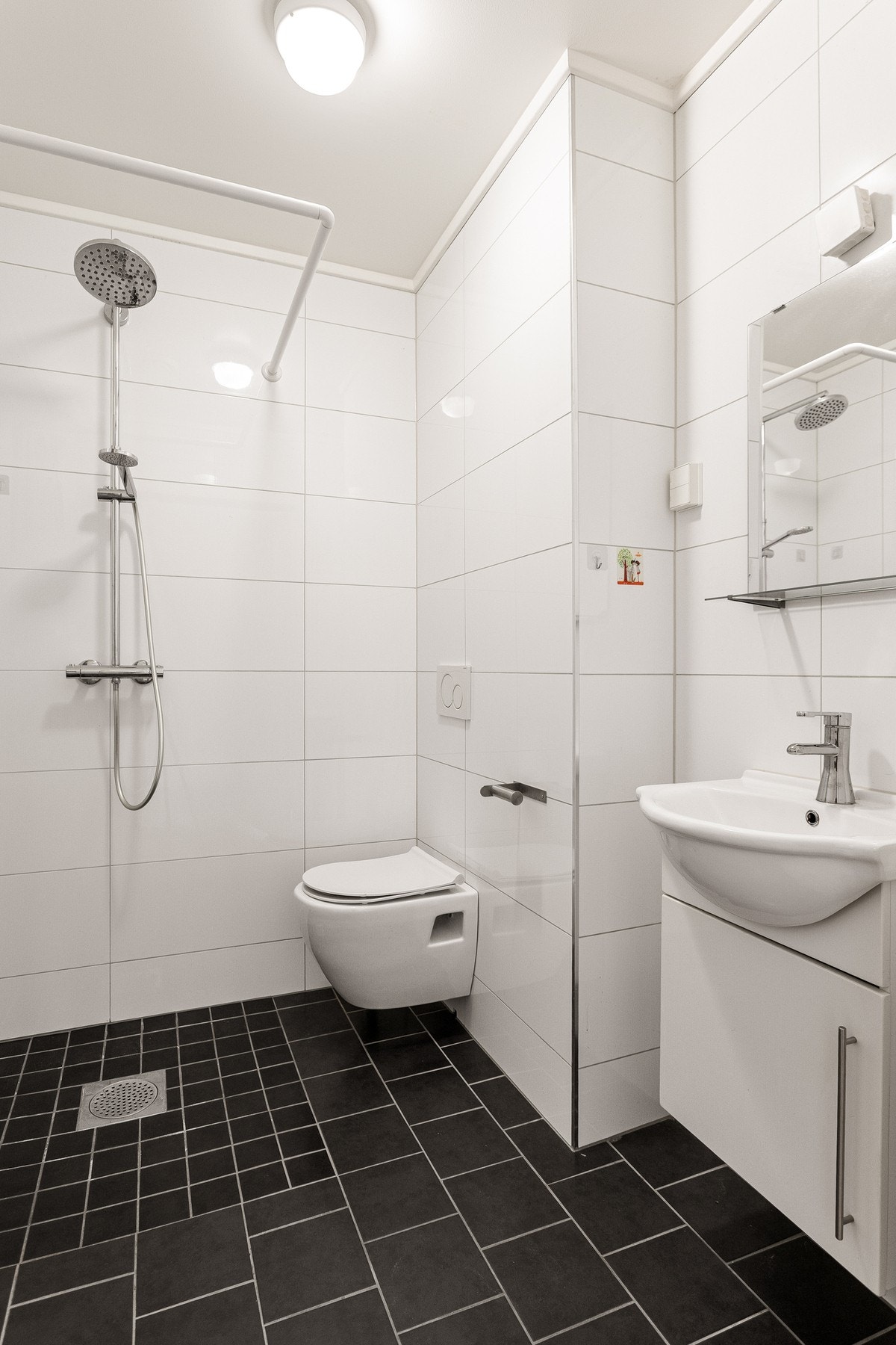 Innenfor kjellerstuen finner vi boligens andre baderom. Galleribilde