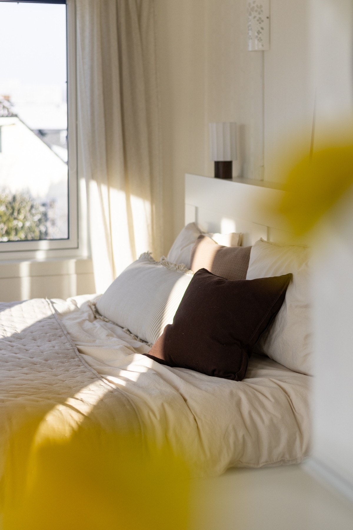 Fin plass for seng, nattbord og oppbevaringsmøblement. Galleribilde