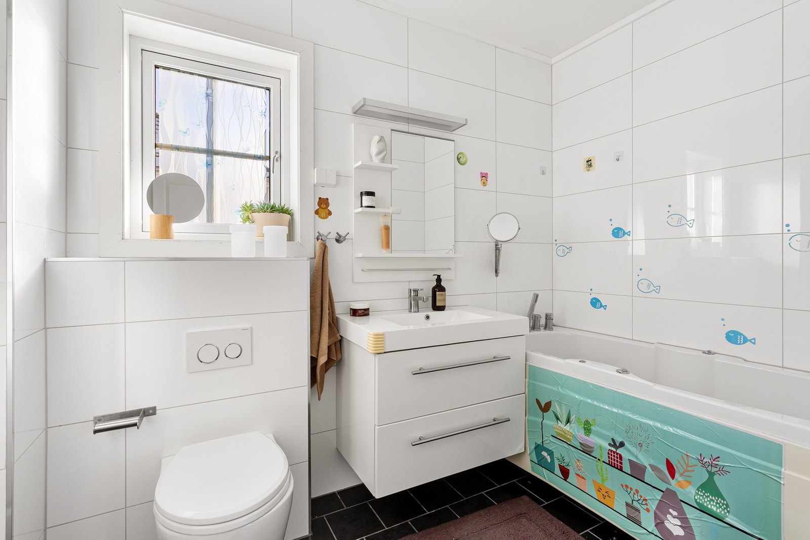 Videre er det badekar og dusjhjørne med svingbare glassdører. Galleribilde