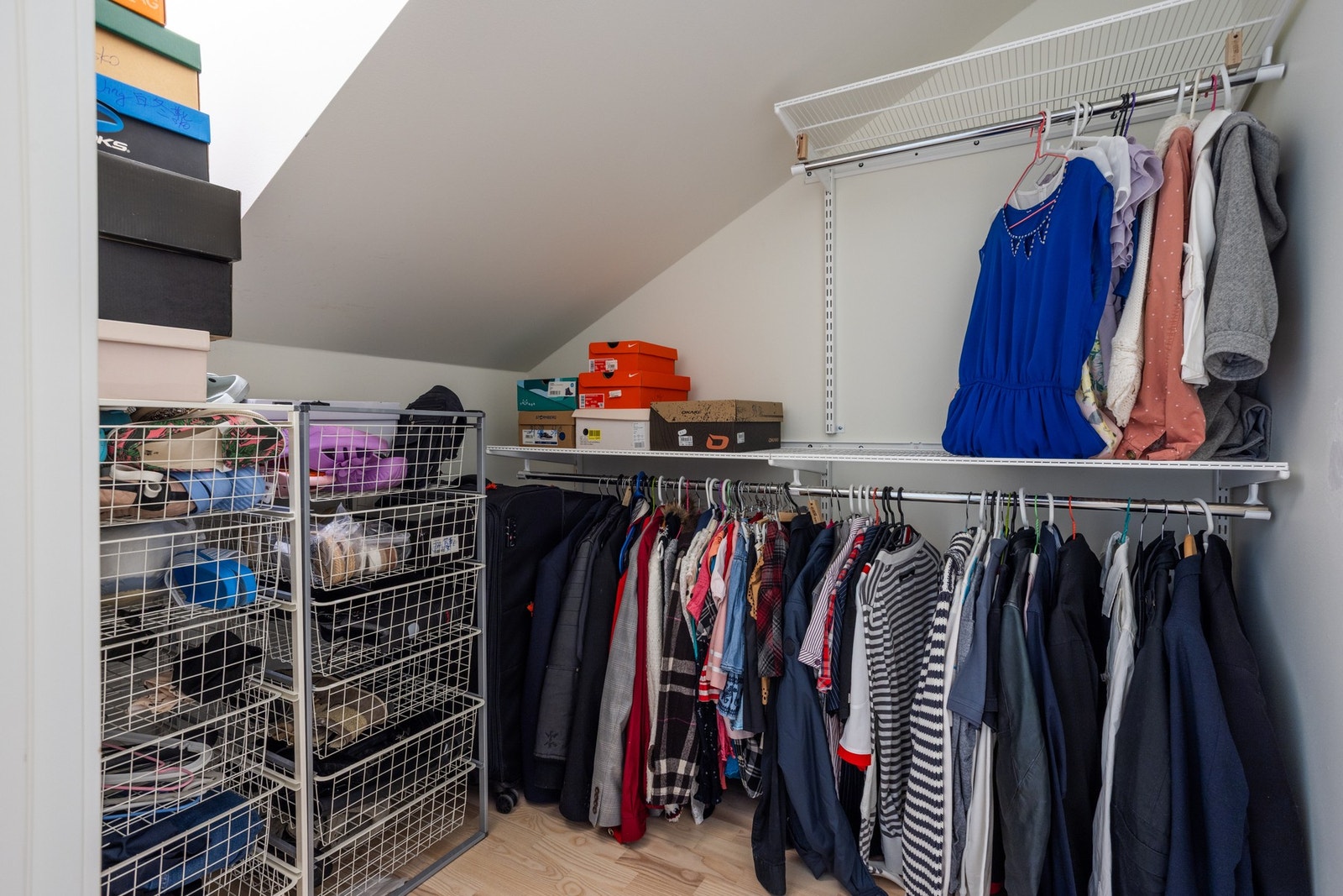 Ved trappen er det en praktisk innvendig bod som gir godt med lagringsplass. Galleribilde