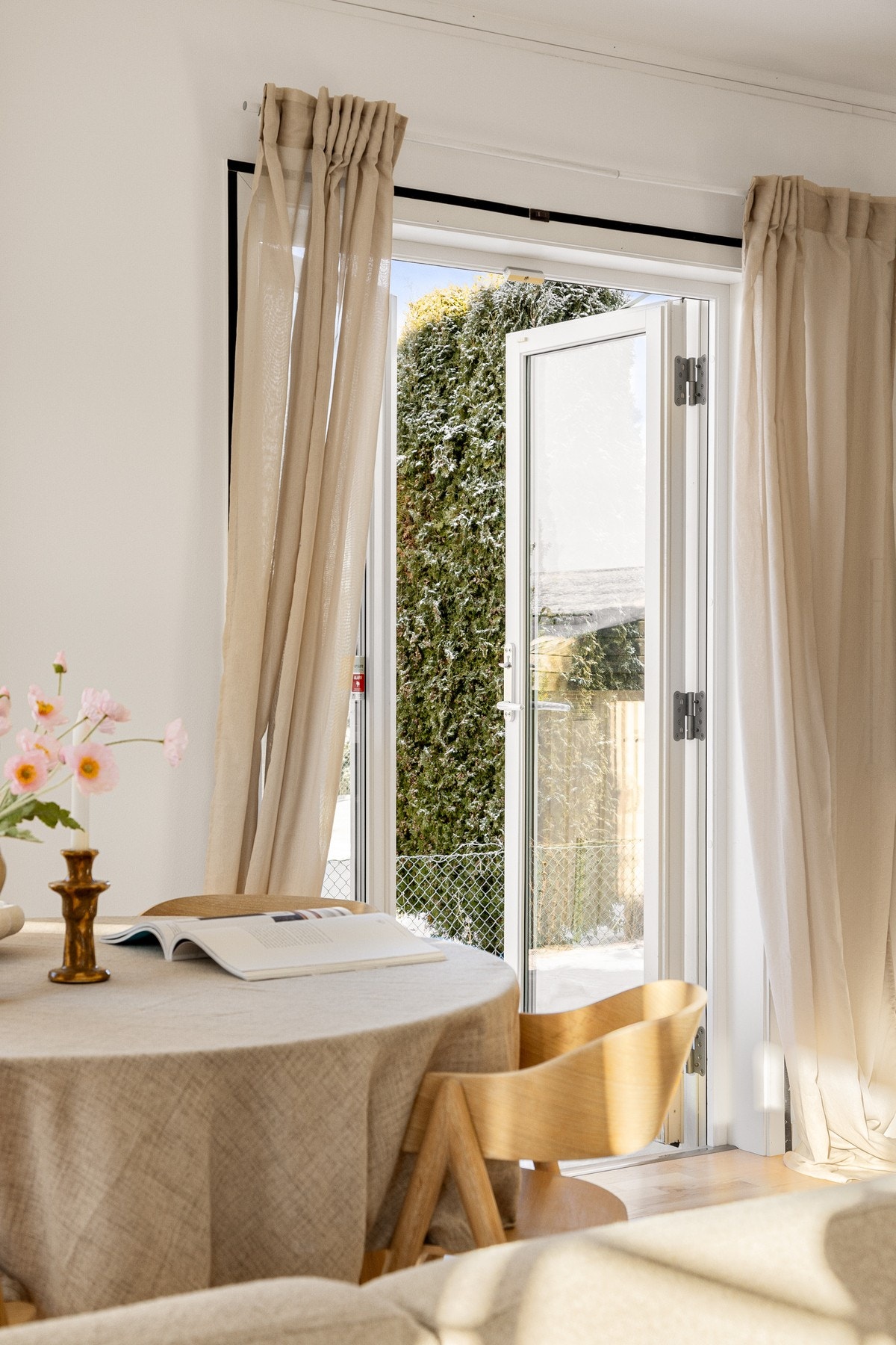 Den to-fløyede døren kan åpnes helt opp og gir med det en fin forlengelse av oppholdsrommet på sommeren. Galleribilde