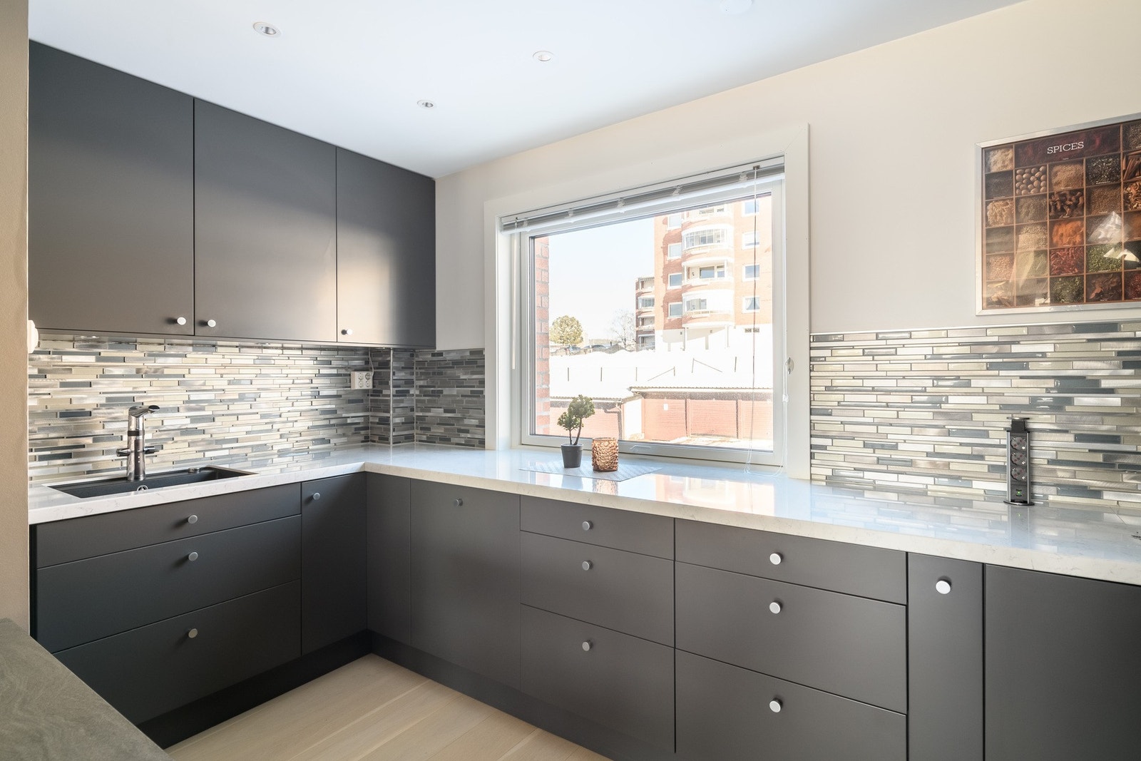 Benkeplaten i marmor gir et solid og stilrent uttrykk, med rikelig arbeidsflate. Galleribilde