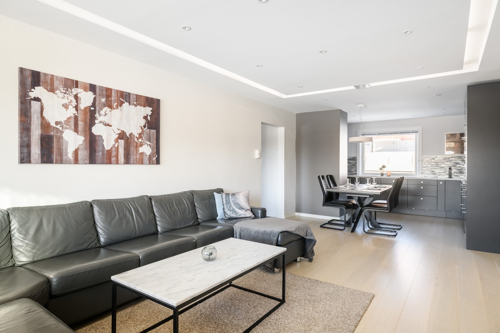 Den åpne løsningen gir god plass til både en romslig sofagruppe og en egen spiseplass. Galleribilde