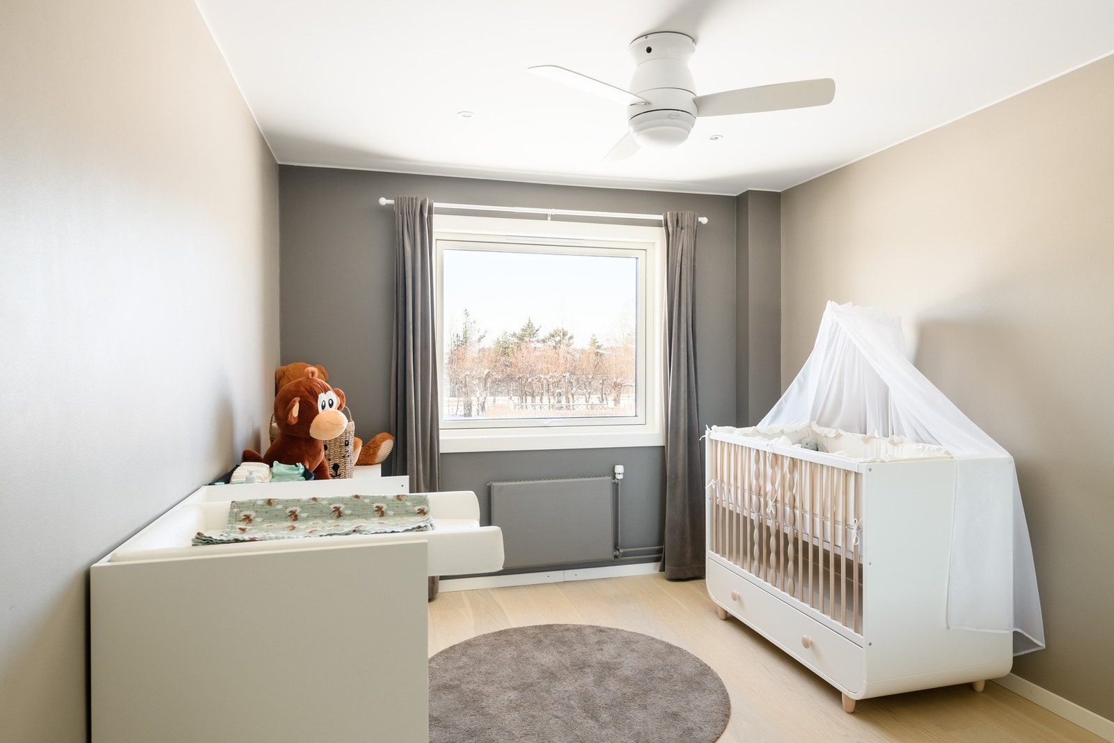 Det andre soverommet er lyst og romslig, ideelt som barnerom, gjesteværelse eller hjemmekontor. Galleribilde