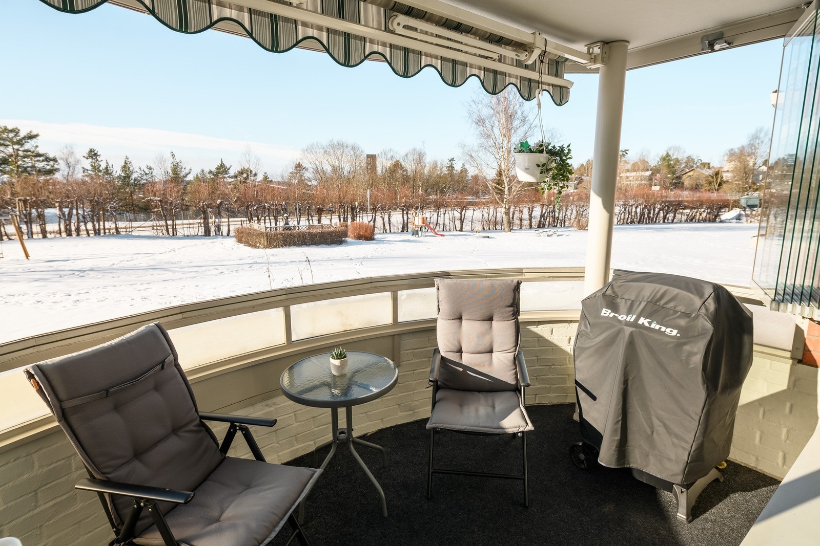 Balkongen fungerer som en forlengelse av stuen og er utstyrt med elektrisk markise. Galleribilde