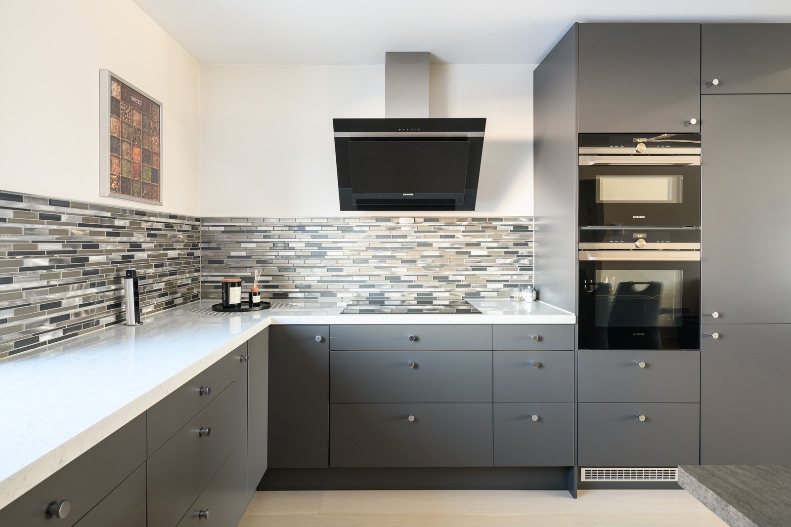 Videre er kjøkkenet utstyrt med integrert oppvaskmaskin og kjøl/frys samt induksjonstopp og ventilator med kullfilter. Galleribilde