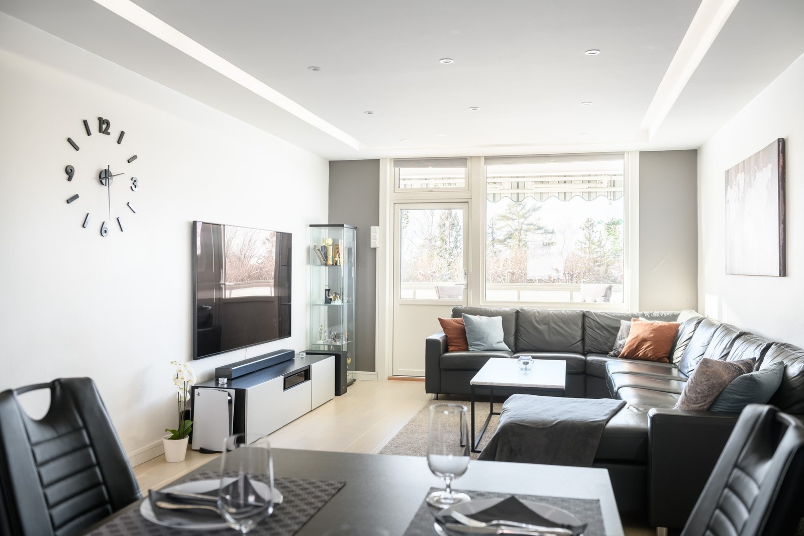 Leiligheten ble vesentlig oppgradert i 2019/2020 og har en gjennomført, moderne standard. Galleribilde