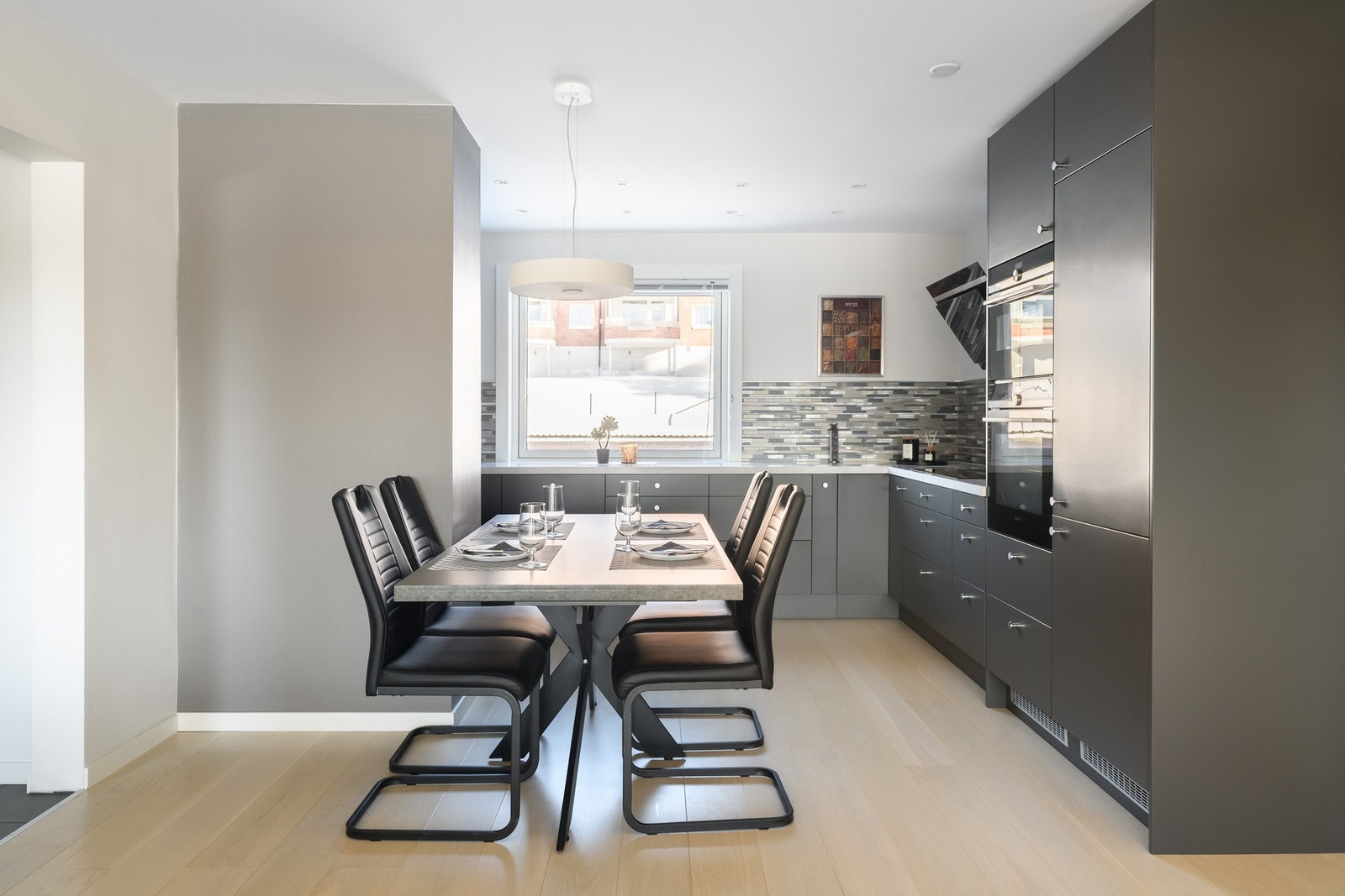 Moderne Epoq-kjøkken fra 2019 med slette fronter og rikelig med skap- og benkeplass. Galleribilde