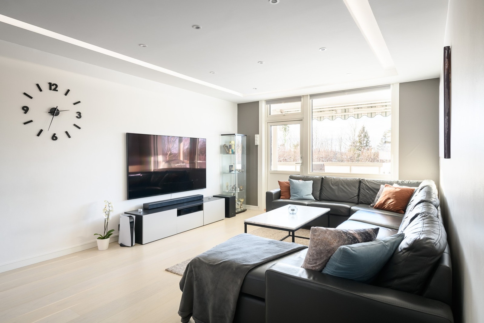 Fra stuen er det utgang til solrik balkong på ca 9,6 kvm. Både balkongdør og samtlige vinduer ble skiftet i 2025. Leiligheten har gjennomgående enstavs parkettgulv. Galleribilde