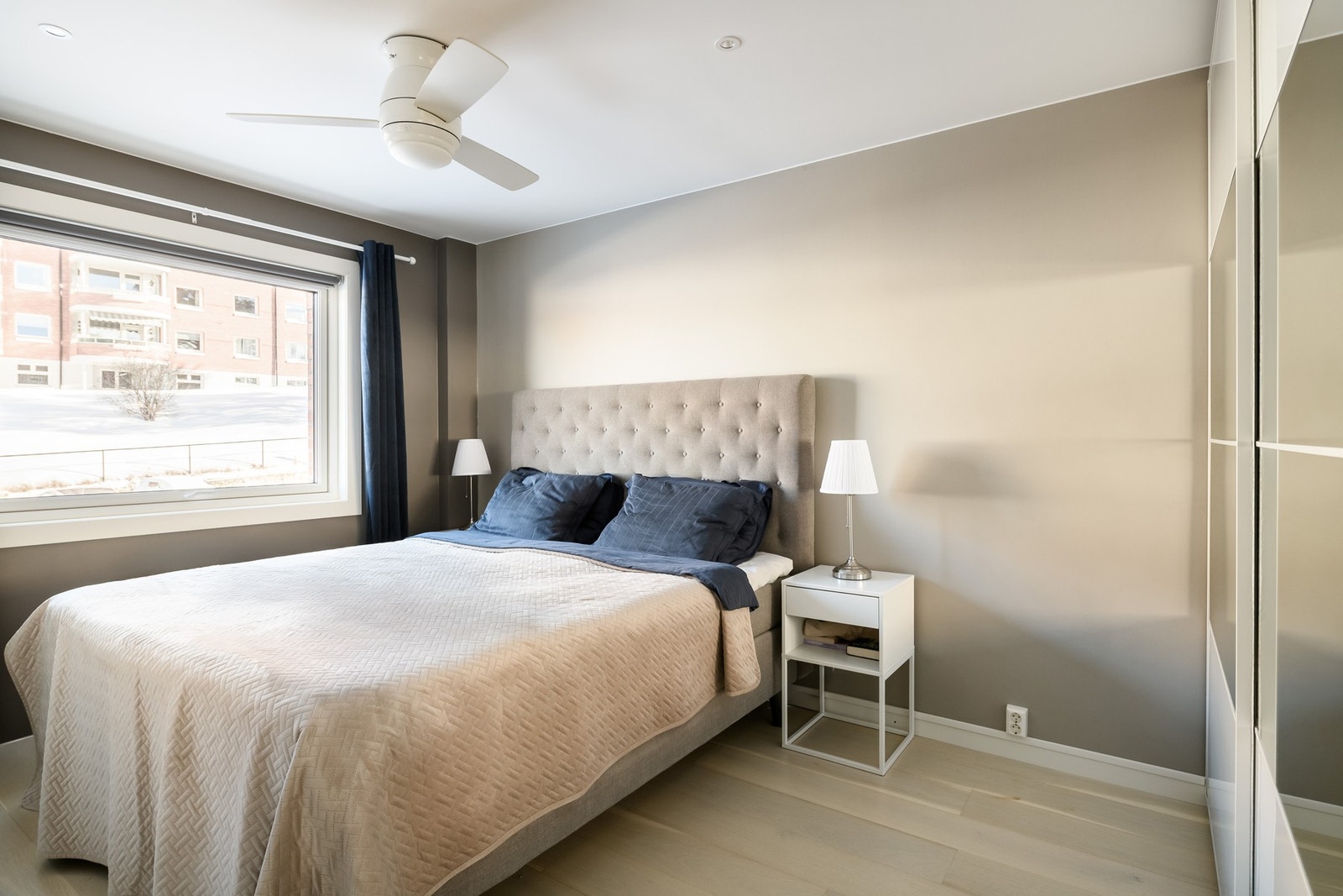 Hovedsoverommet har god plass til dobbeltseng med tilhørende møblement, og oppbevaring i en stor skyvedørsgarderobe med glassfelt. Galleribilde