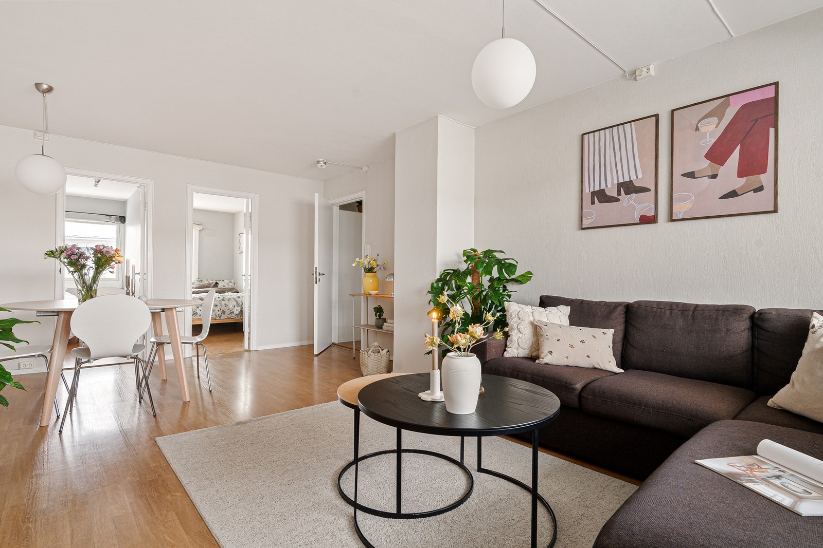 I stuen er det mulig å sette inn vedovn. Pipeløpet ble renovert i 2020/2021 Galleribilde