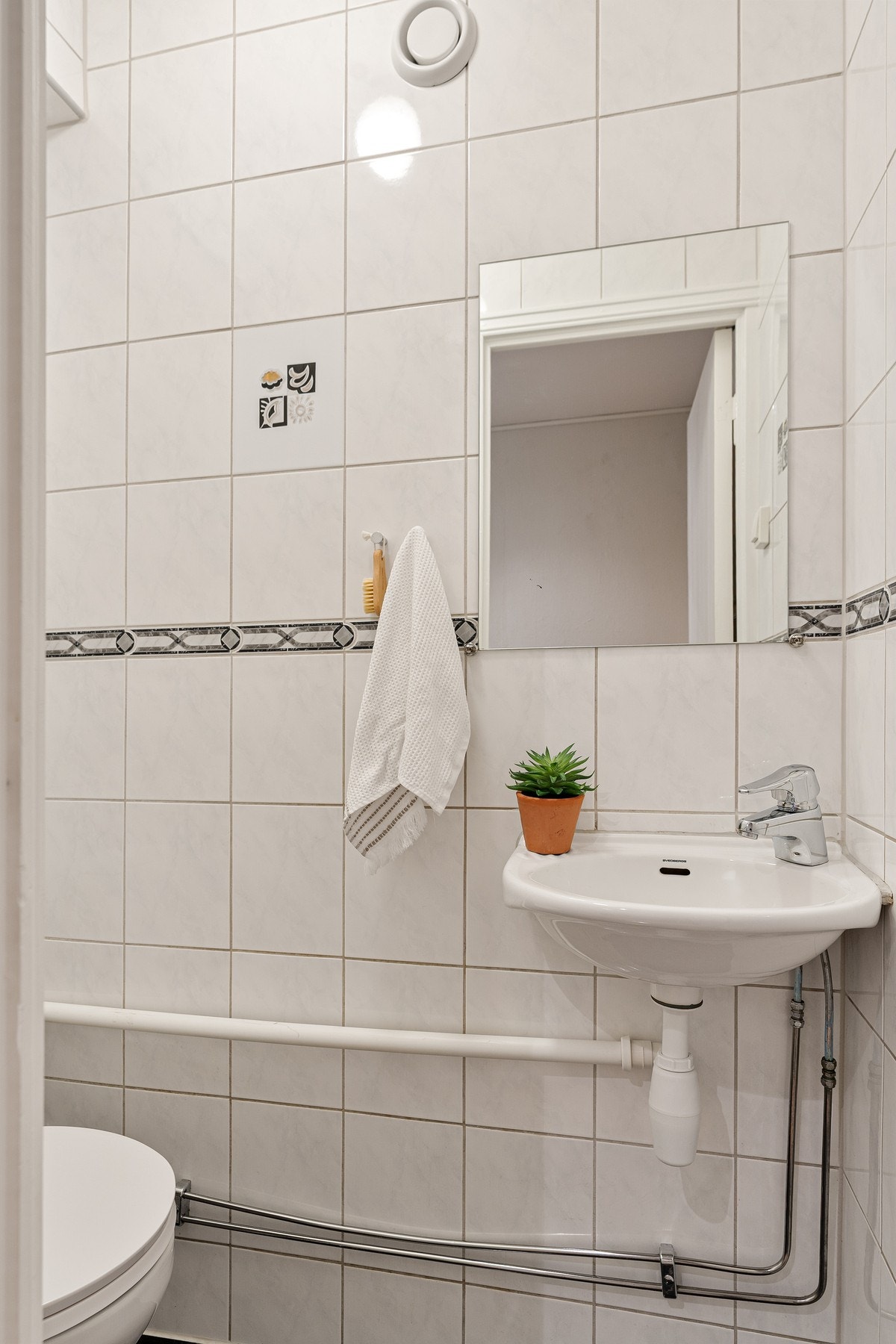 Toalettet er separat og ligger skjermet til ved inngangsdøren. Mekanisk avtrekk Galleribilde