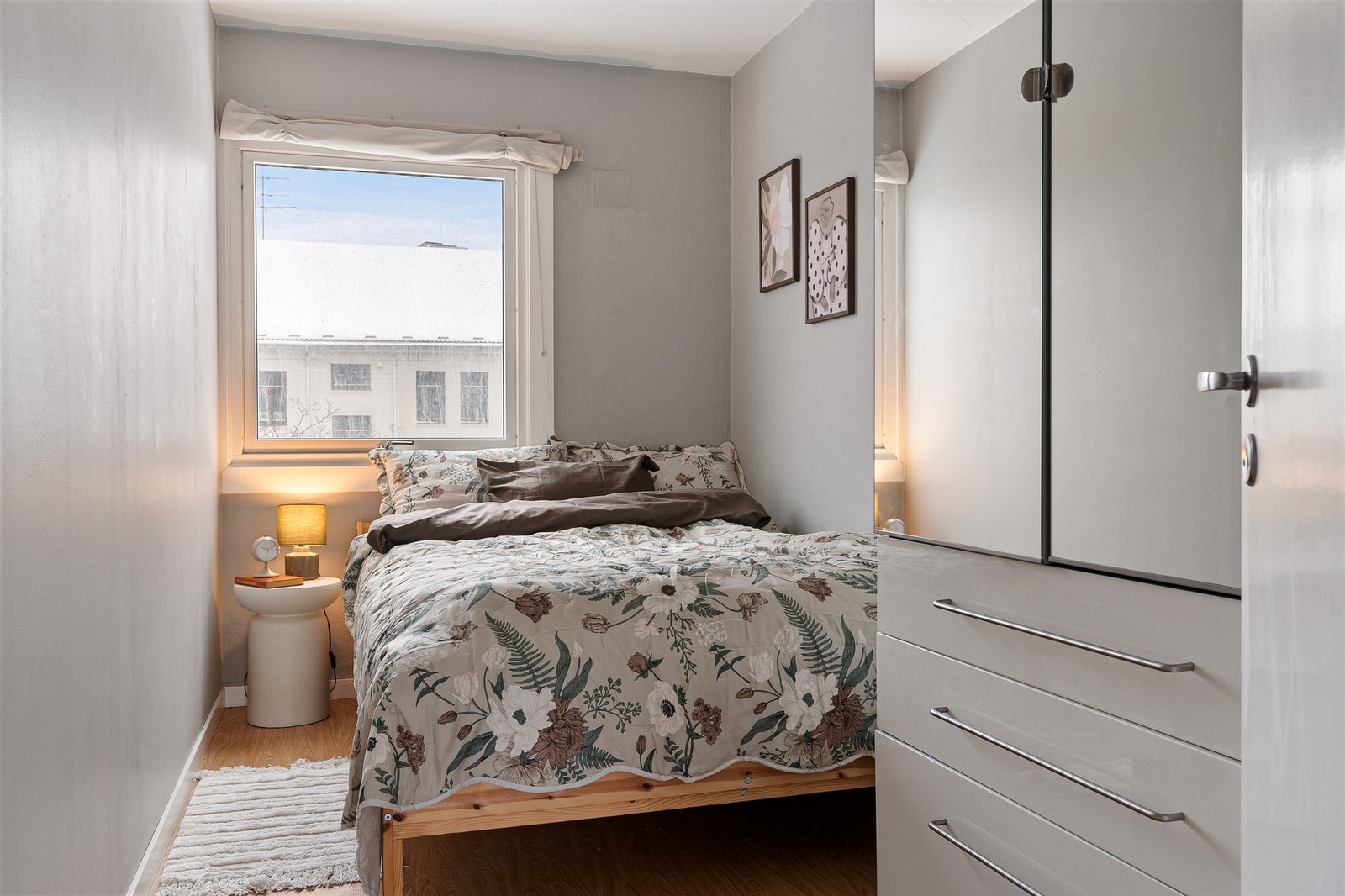 Garderobeskap på begge soverom medfølger handelen Galleribilde