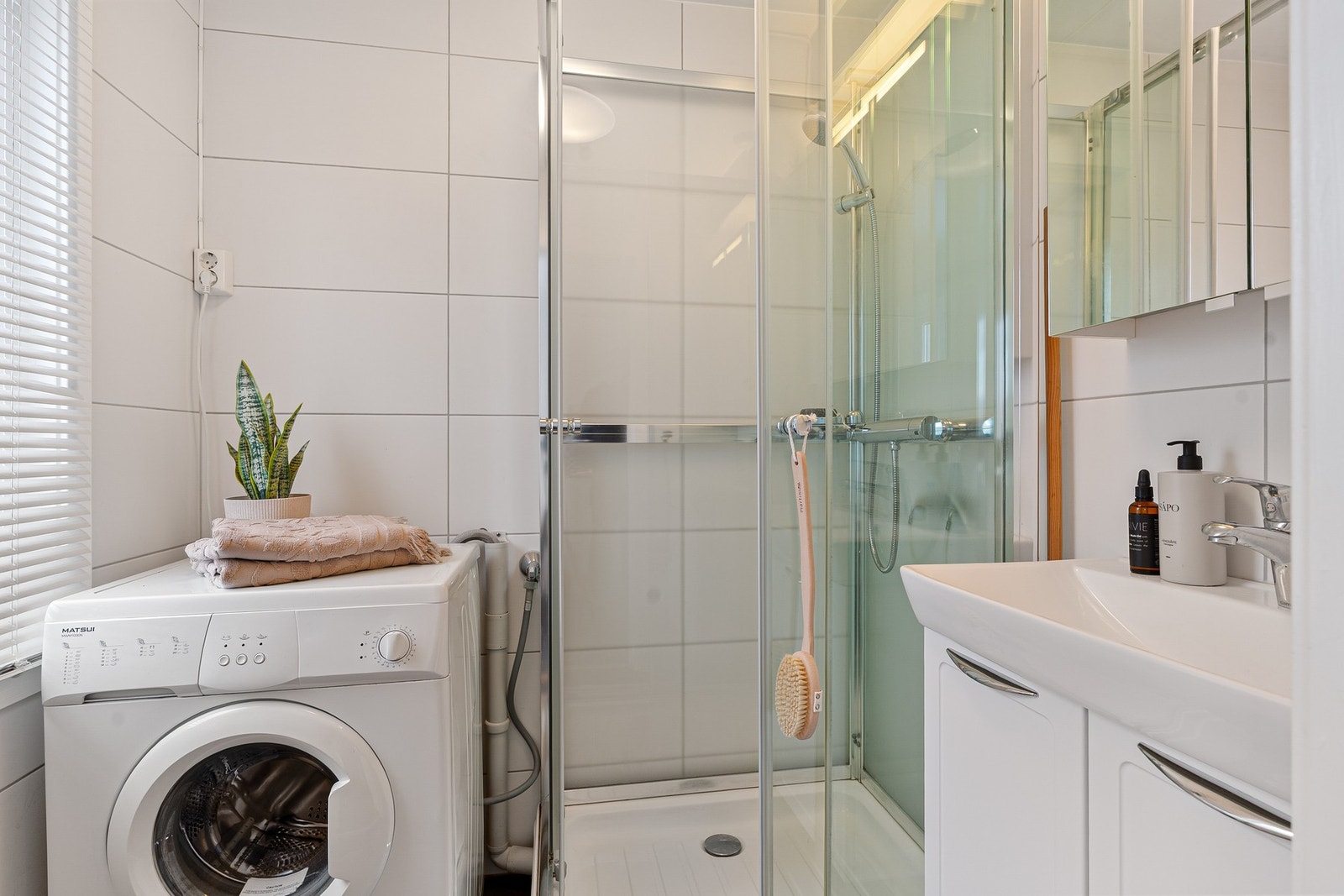 Praktisk bad med gulvvarme, dusjkabinett og vaskemaskin. Det ble gjennomført rørfornying av avløpsrørene i 2024 Galleribilde