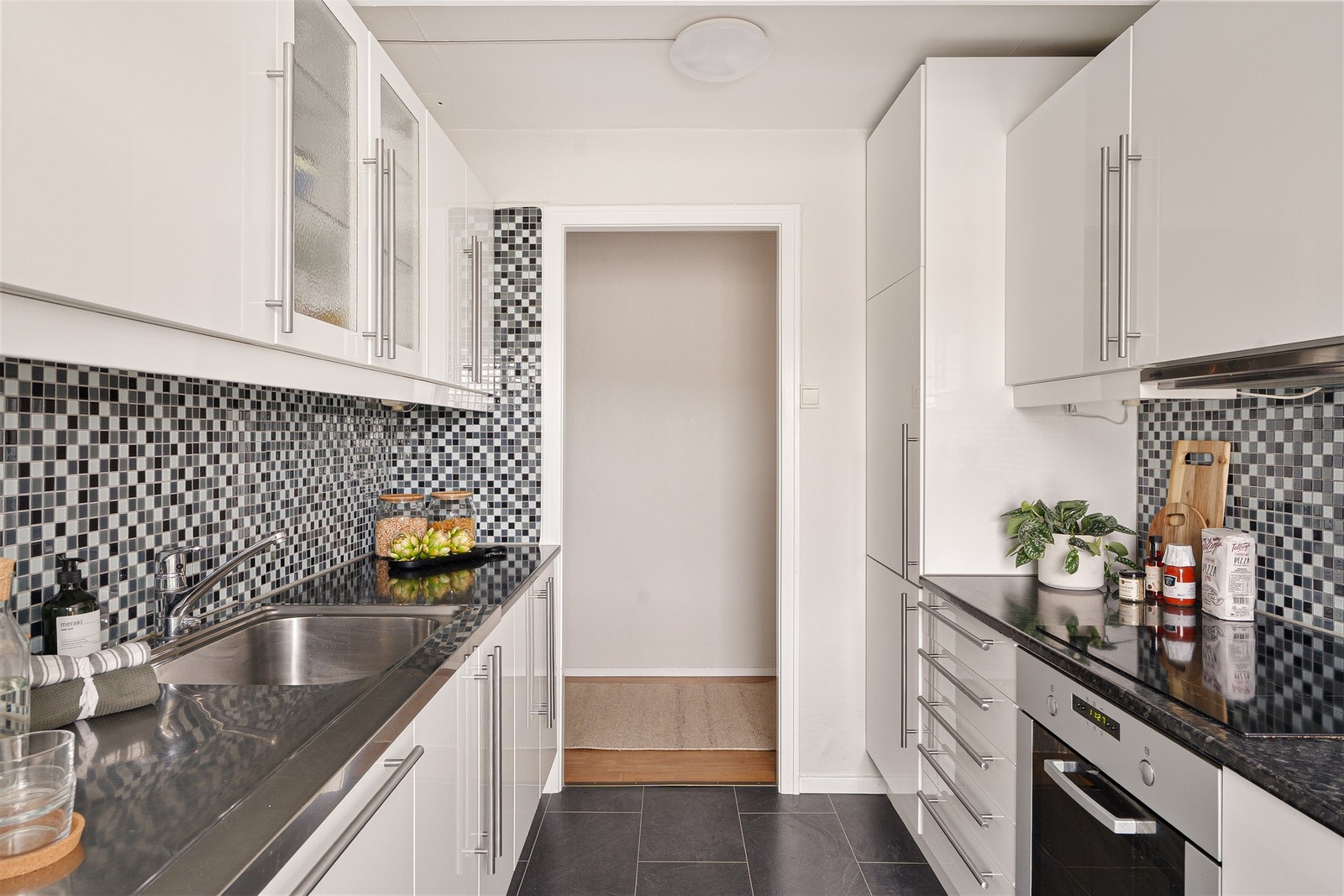 Integrerte hvitevarer på kjøkken medfølger handelen Galleribilde