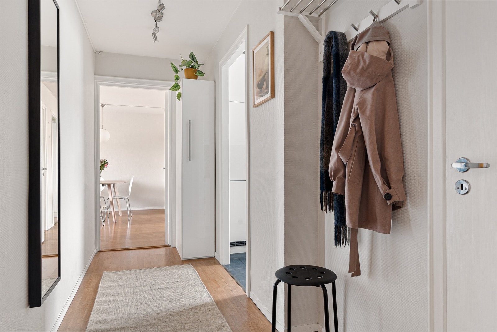 Svært godt kollektivtilbud med sentralt busstopp like utenfor døren Galleribilde