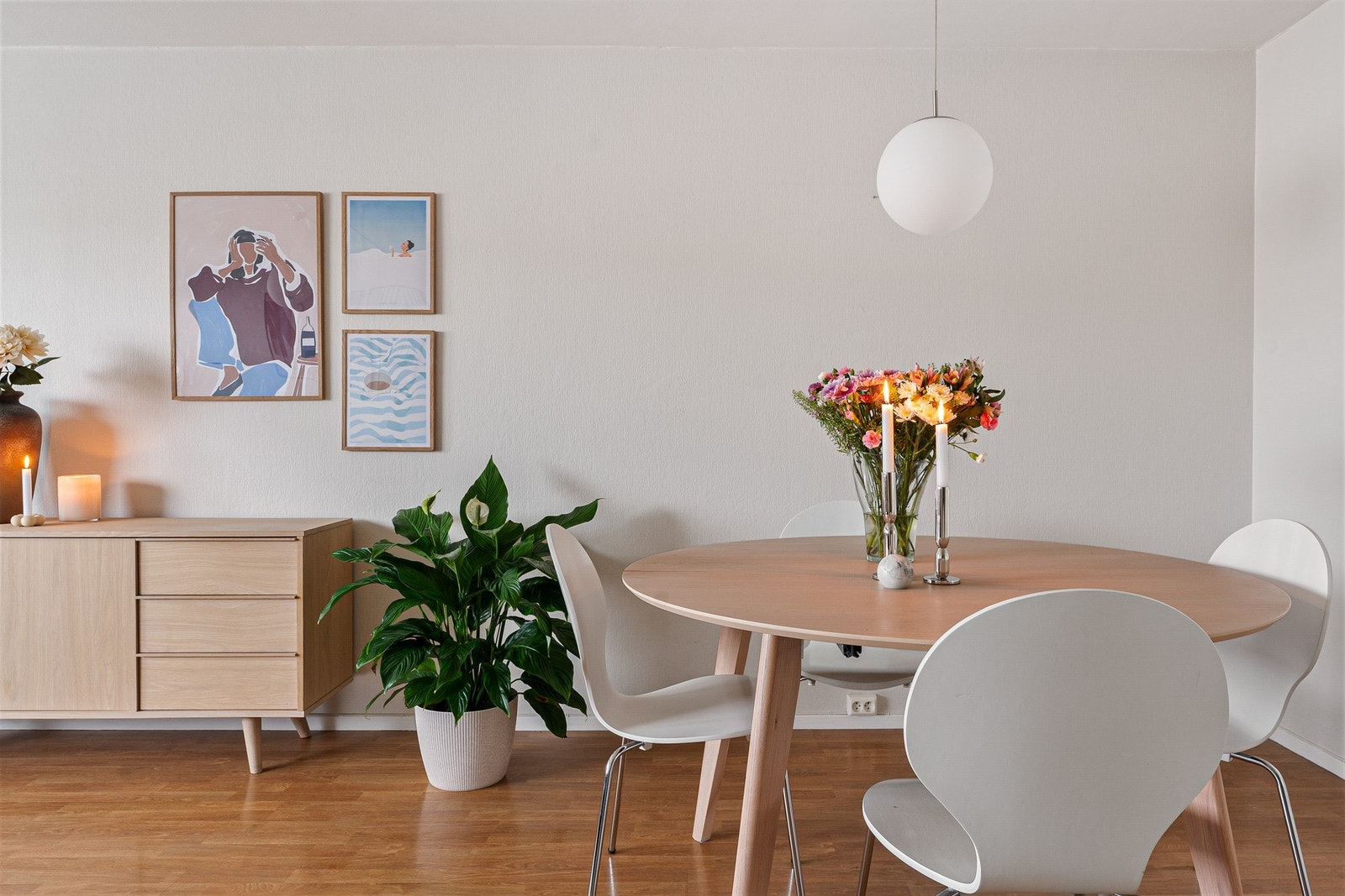 Ledningsnettet i leiligheten ble fornyet i 2012, sikringsskap/strømmåler byttet i 2016/2018. Alt godkjent av el-tilsyn i 2024. Galleribilde