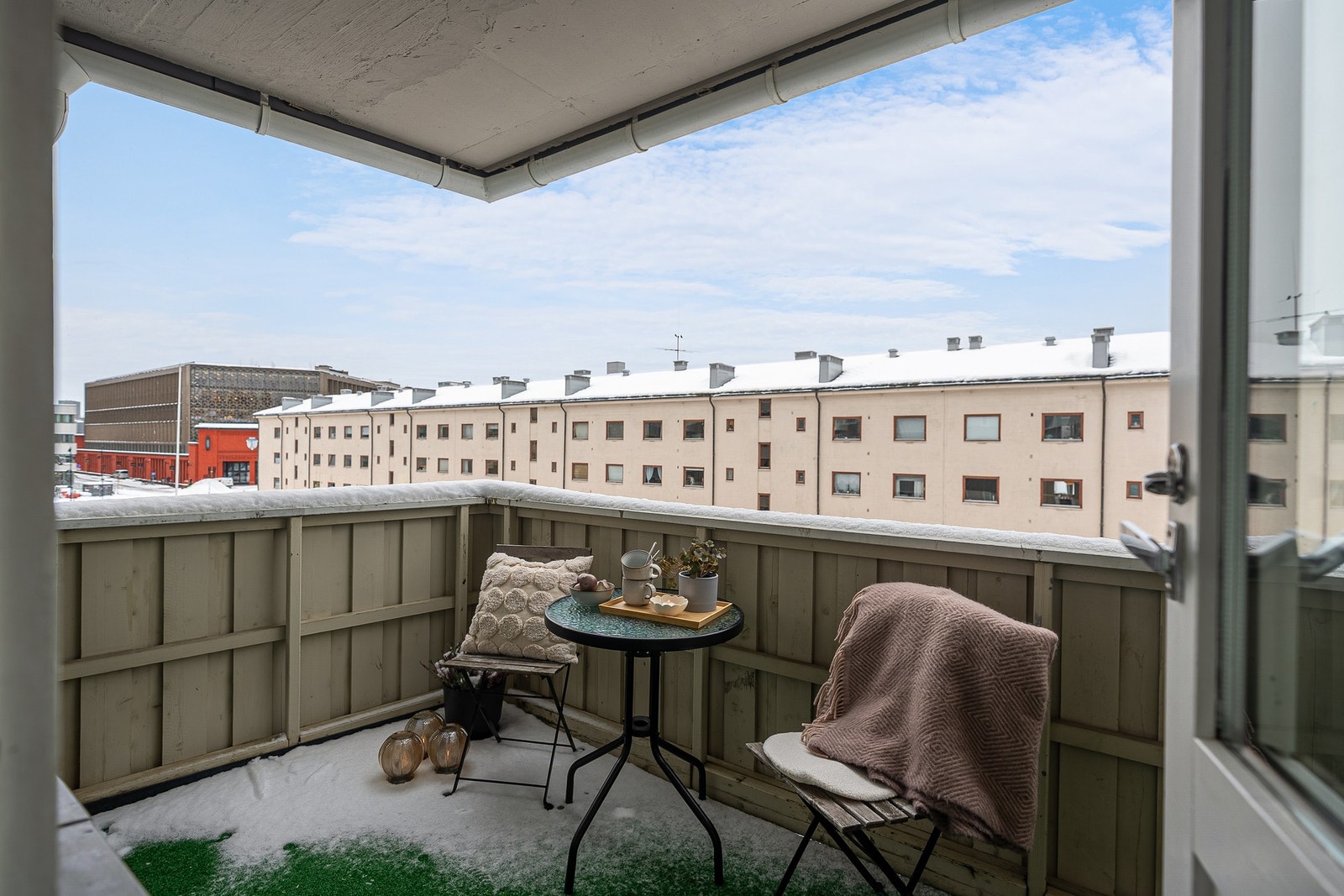 Vestvendt balkong med sol fra tidlig dag til sen kveld Galleribilde