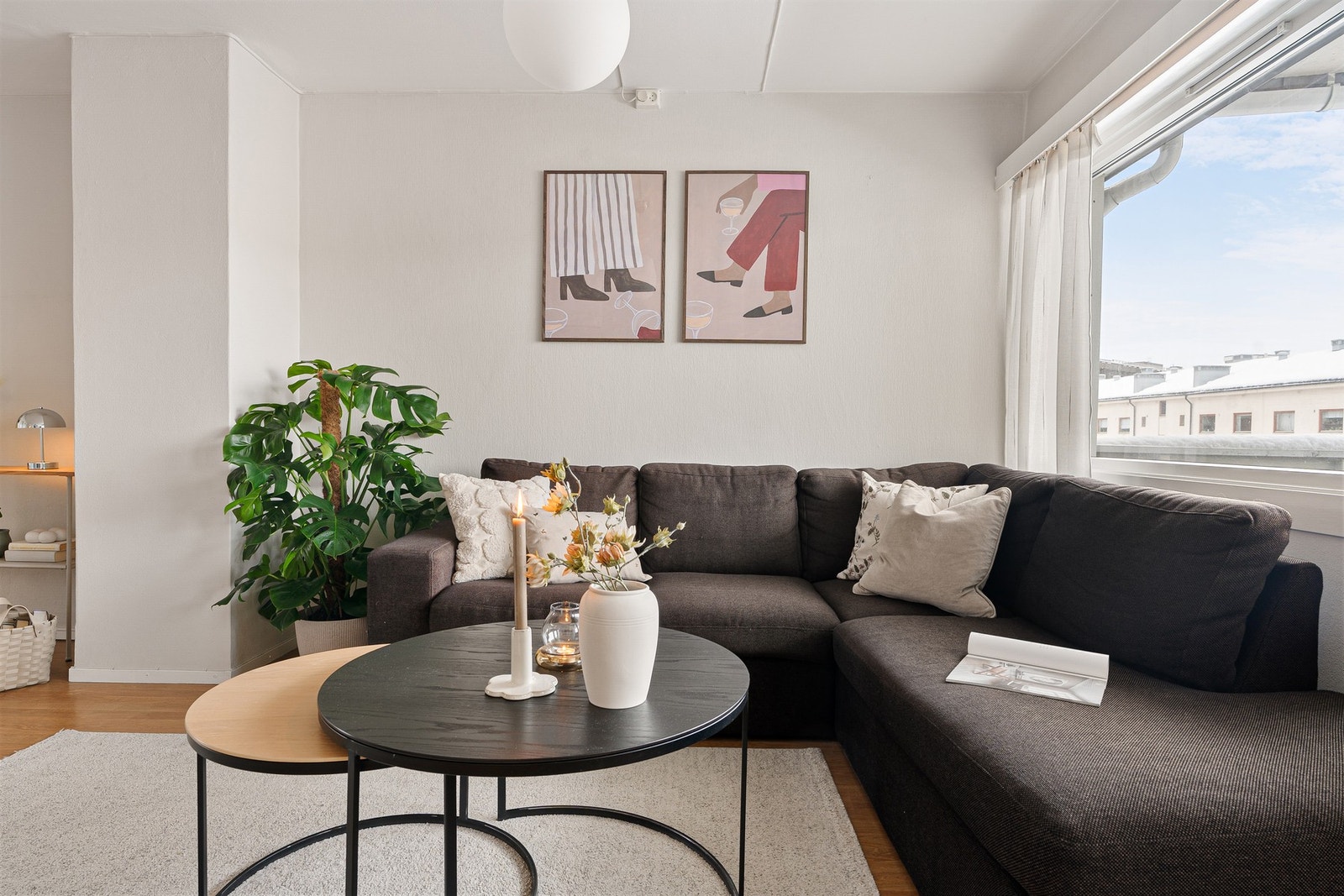 Stuen er på 23 kvm. Store vindusflater gir rikelig med naturlig lys. Galleribilde