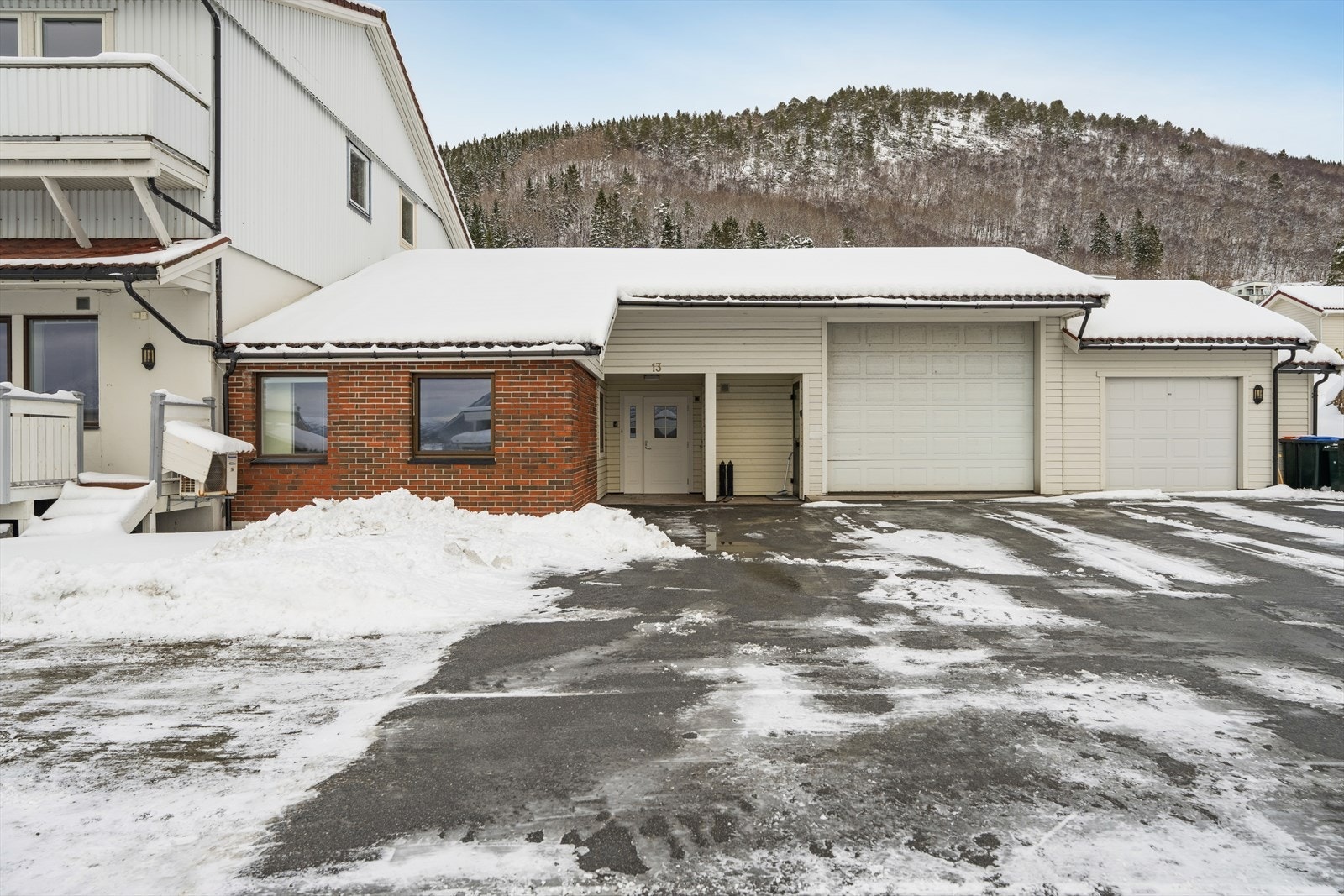 Garasjen er utstyrt med elektrisk portåpner og har innlagt strøm og belysning. Galleribilde