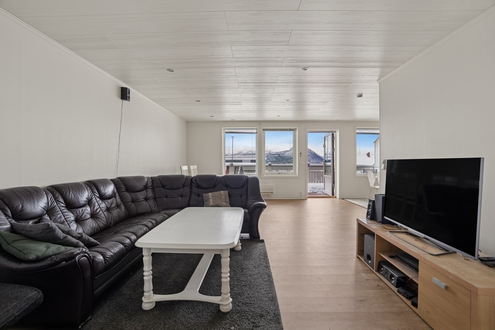 Stuen er svært romslig med god plass til både stor sofagruppe og spisestue. Galleribilde