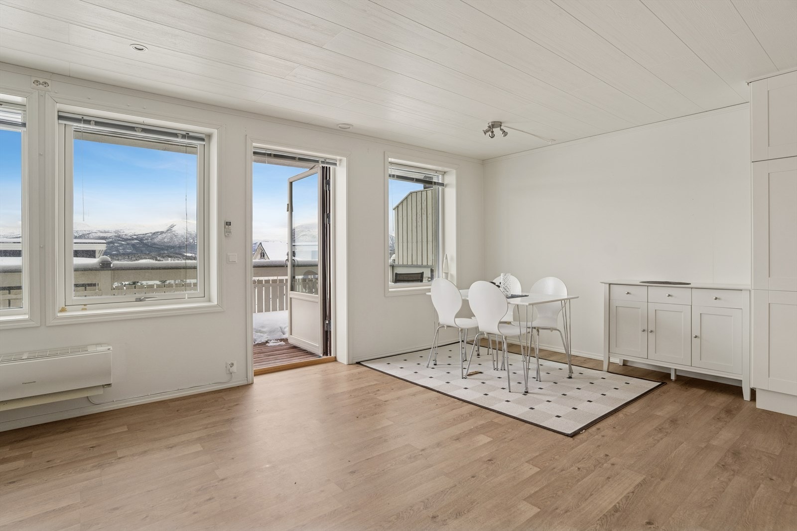 Store vinduer i stuen gir godt med naturlig lys og flott utsikt. Galleribilde