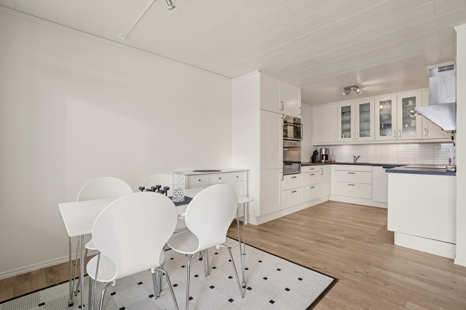 Her kan du samle mange rundt bordet, perfekt både til hverdagsmiddager og hyggelige selskap. Galleribilde