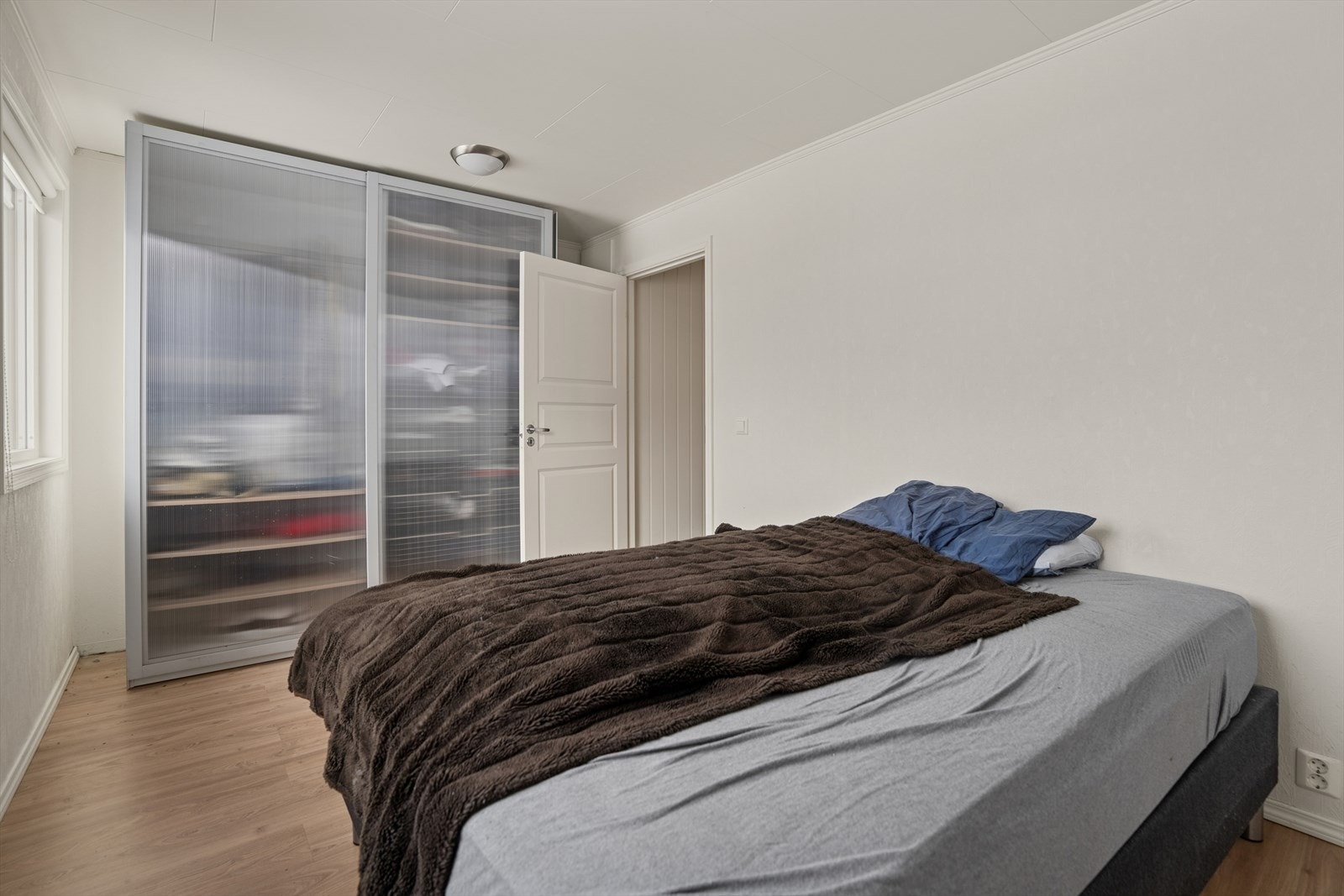 Skyvedørsgarderobe gir effektiv oppbevaring og utnyttelse av rommet. Galleribilde