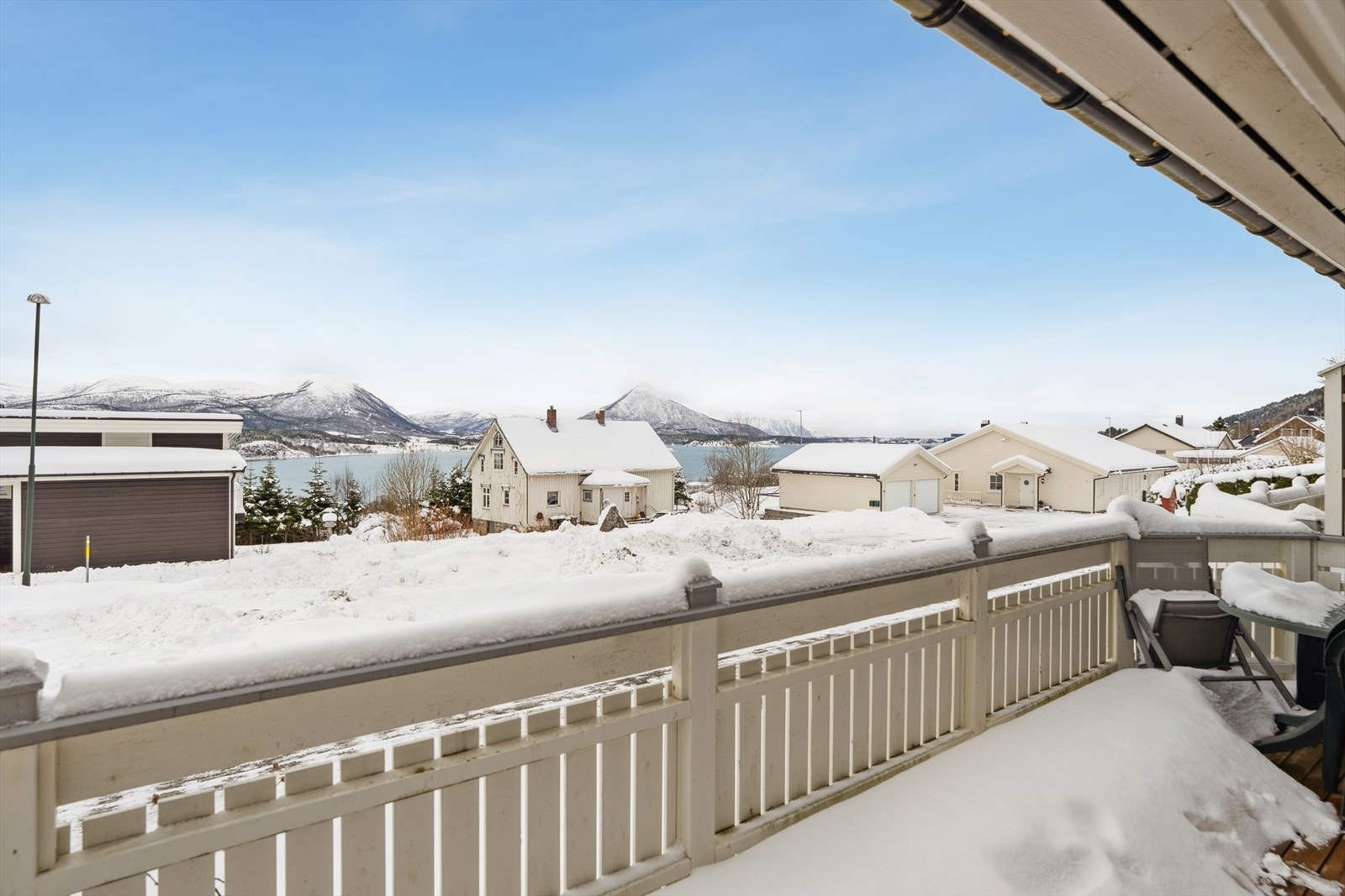 Sydvendt veranda på ca. 14 kvm med flott utsikt mot fjorden. Galleribilde