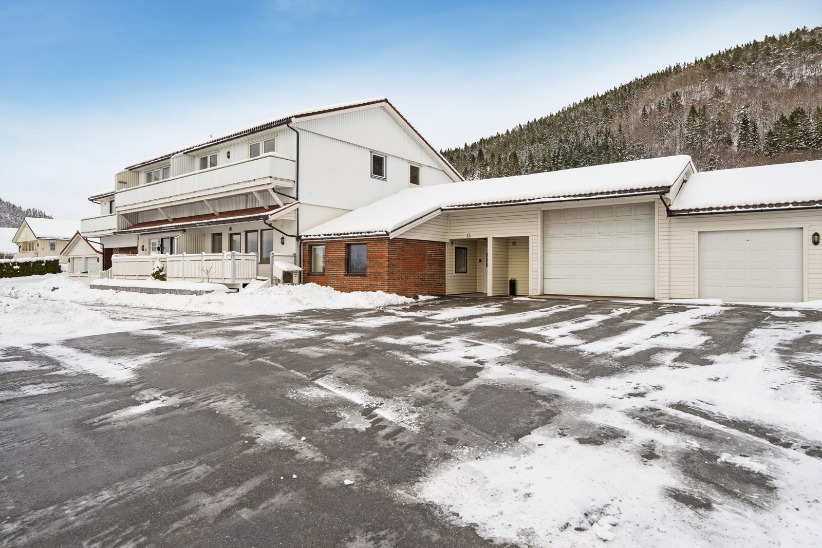 Leiligheten har tilhørende garasje. Galleribilde