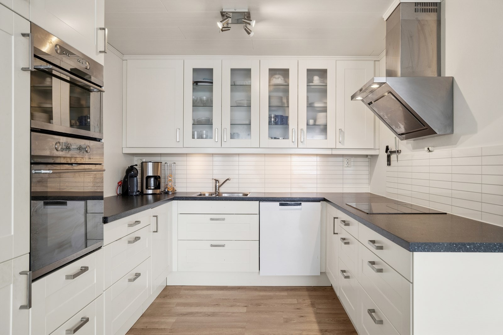 Kjøkkenet fra 2011 med innredningen fra IKEA med profilerte fronter og laminert benkeplate, med kitchen board-plater over benken. Av hvitevarer følger integrert stekeovn, koketopp, kjøl-/fryseskap samt frittstående oppvaskmaskin. Galleribilde