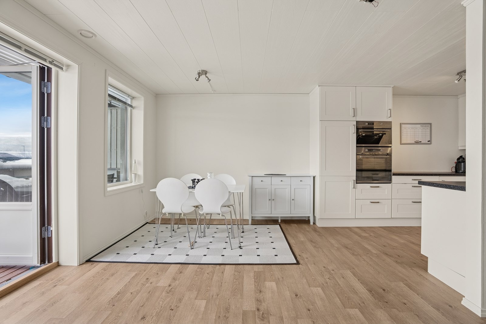 Ved kjøkkenet er det også plass til spisebord. Galleribilde