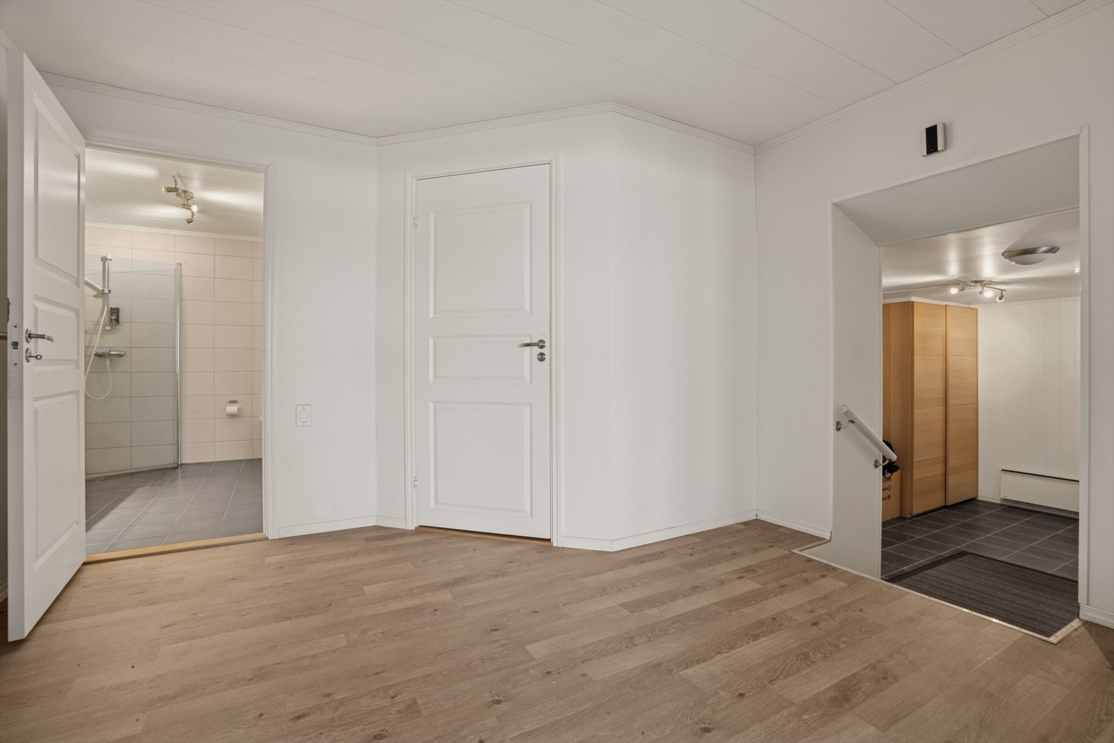 Adkomst til baderom, vaskerom og bod fra øverste gangen. Galleribilde