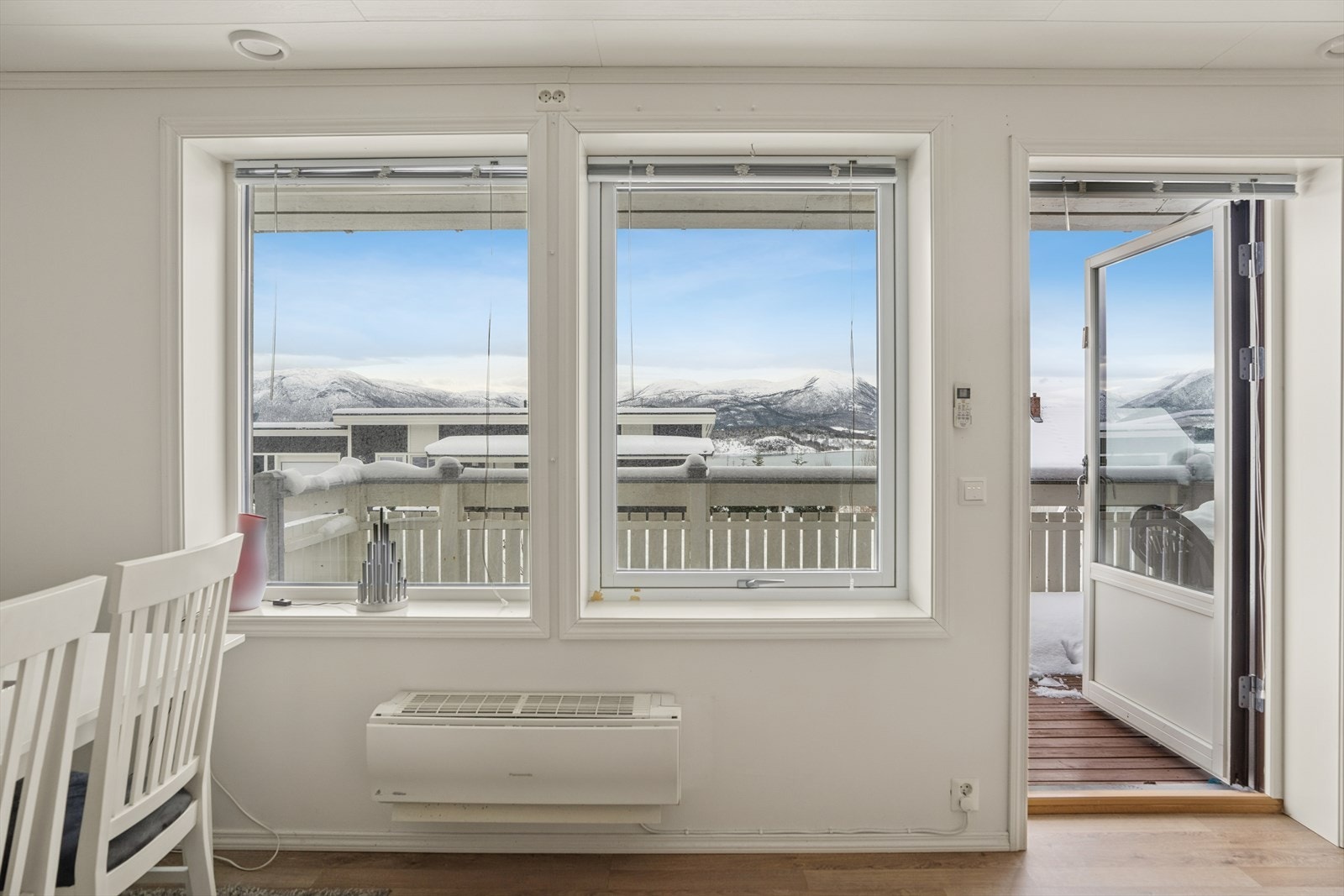 Utgang til sydvendt veranda fra stuen. Galleribilde