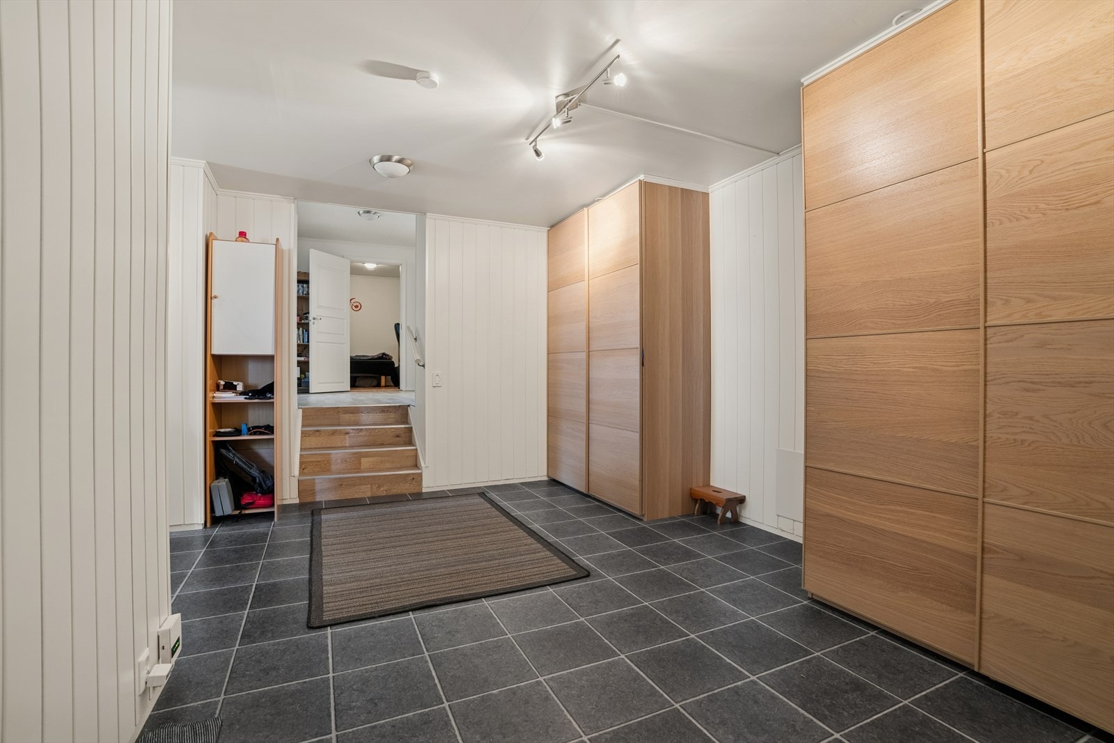 Meget romslig gang med skyvedørsgarderober gir effektiv oppbevaring i entréen. Galleribilde