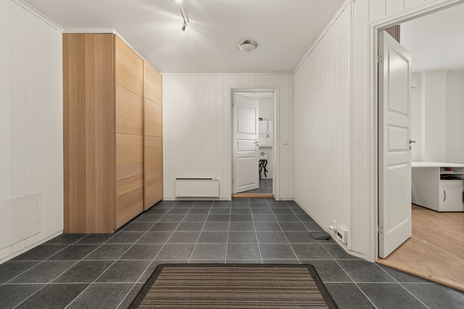 Flislagt entré med god plass til oppbevaring. Galleribilde