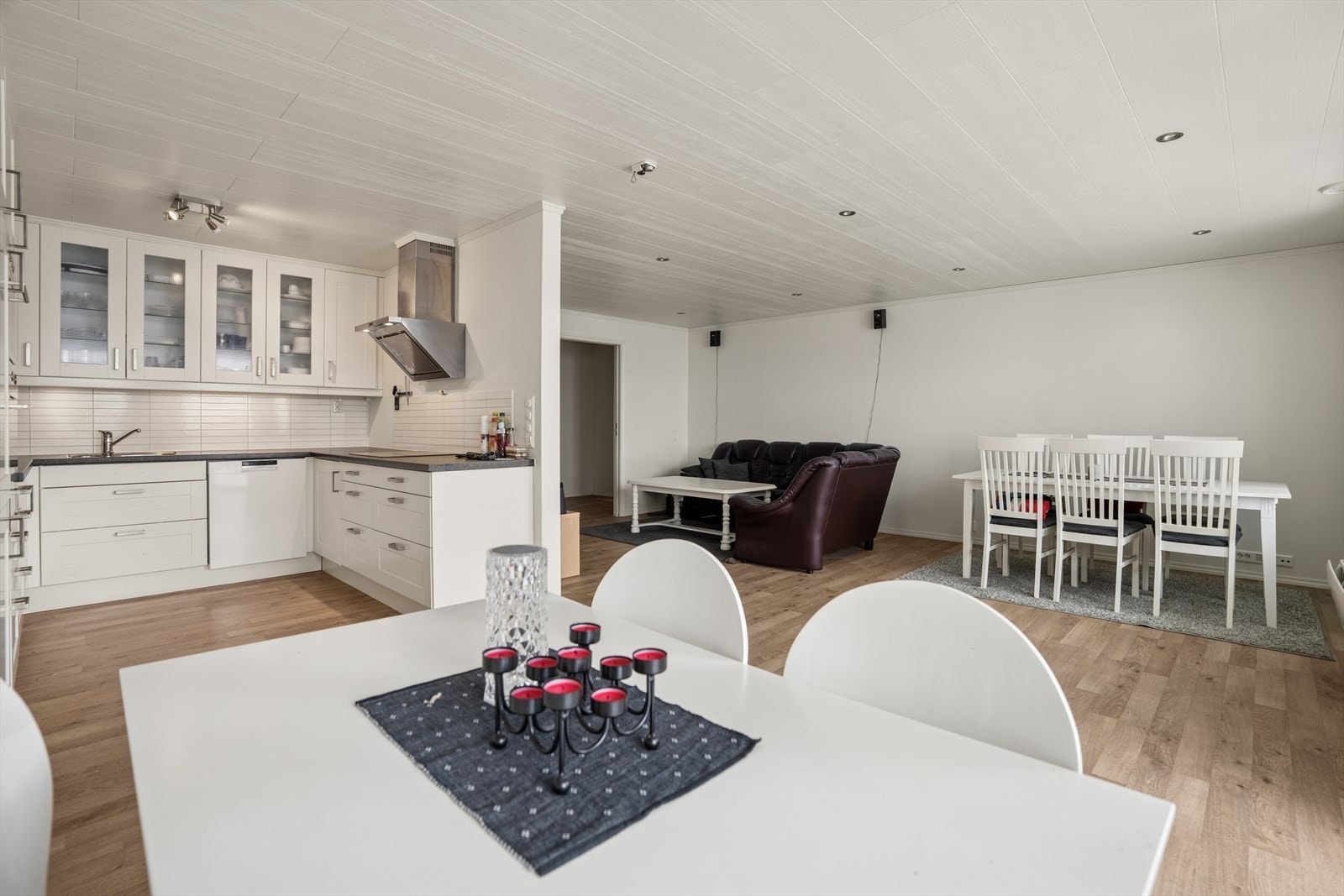 Den åpne løsningen mellom kjøkken og stue skaper en sosial sone med god plass. Galleribilde