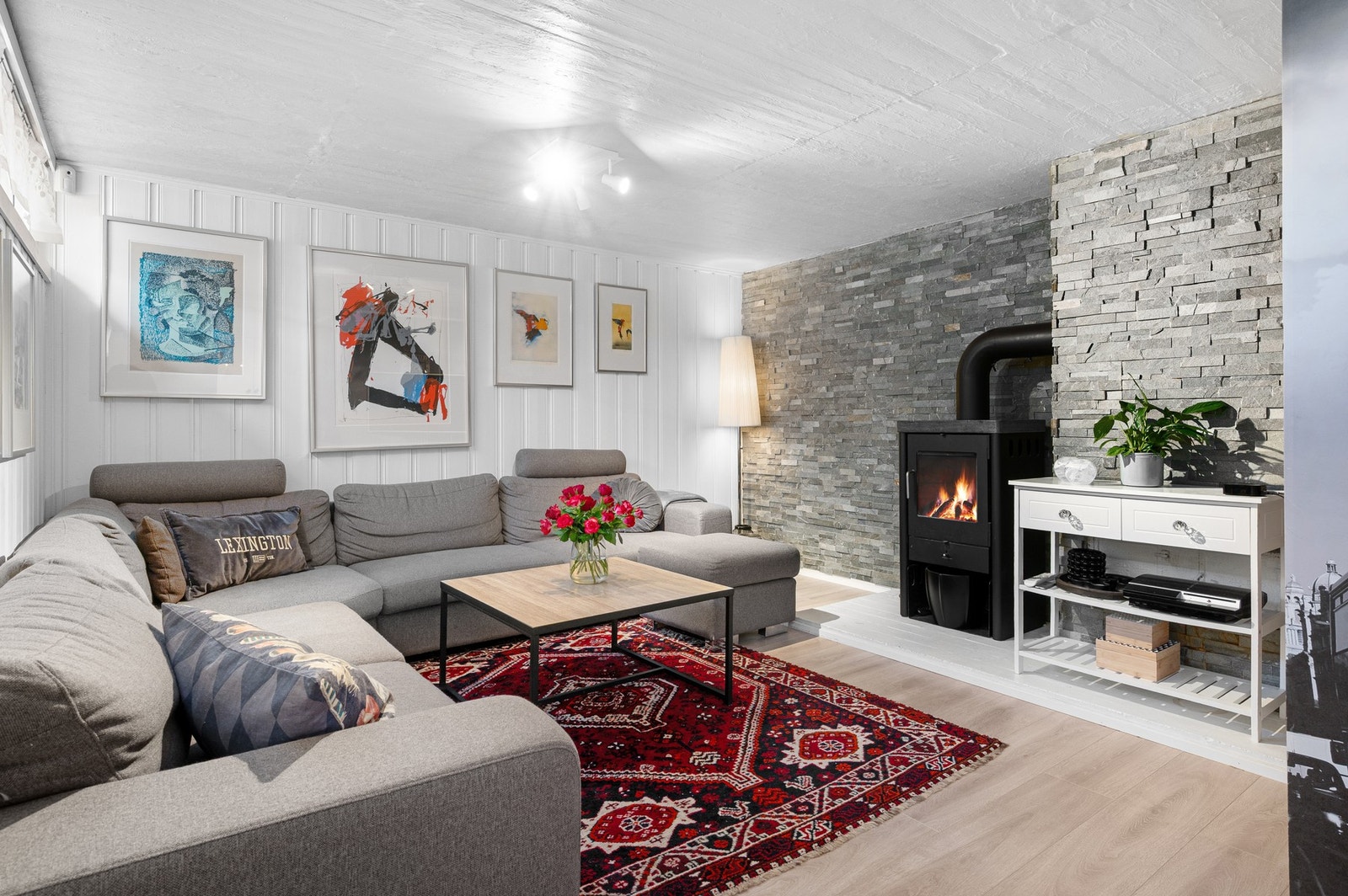 Hobbyrom i kjeller er omgjort til kjellerstue. (Rommet har ikke tilfredsstillende lysinnslipp og rømning, og bruksendring som kjellerstue er ikke omsøkt og godkjent). Galleribilde