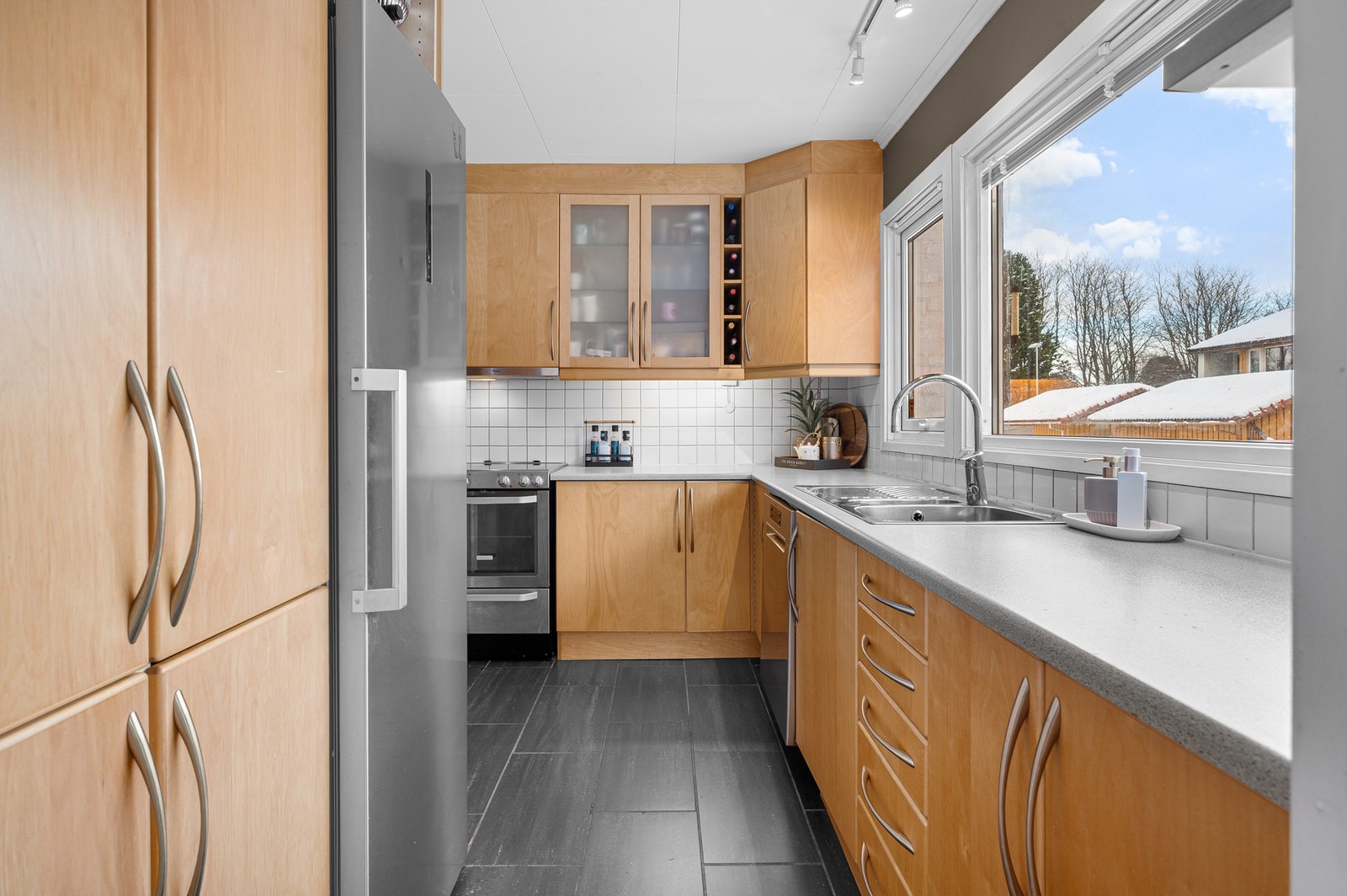 Her er det rikelig med skap- og benkeplass. Galleribilde