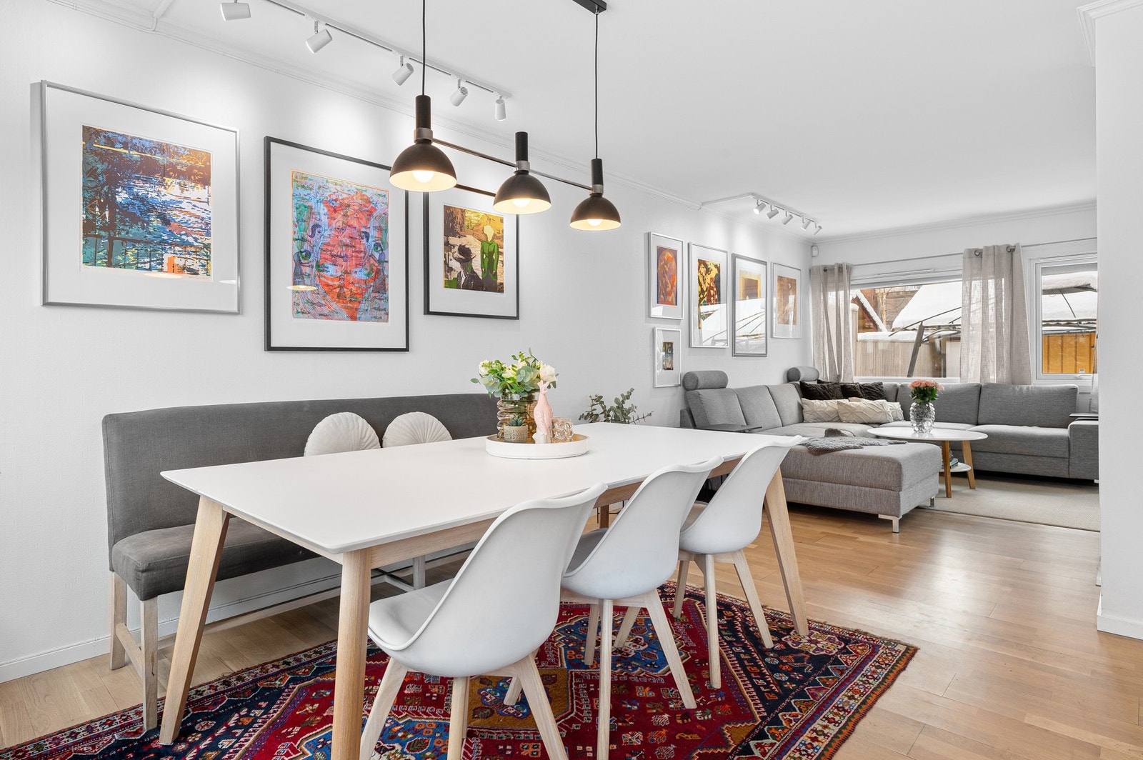 Spiseseksjon finner sin naturlige plass mellom stuen og kjøkkenet. Galleribilde