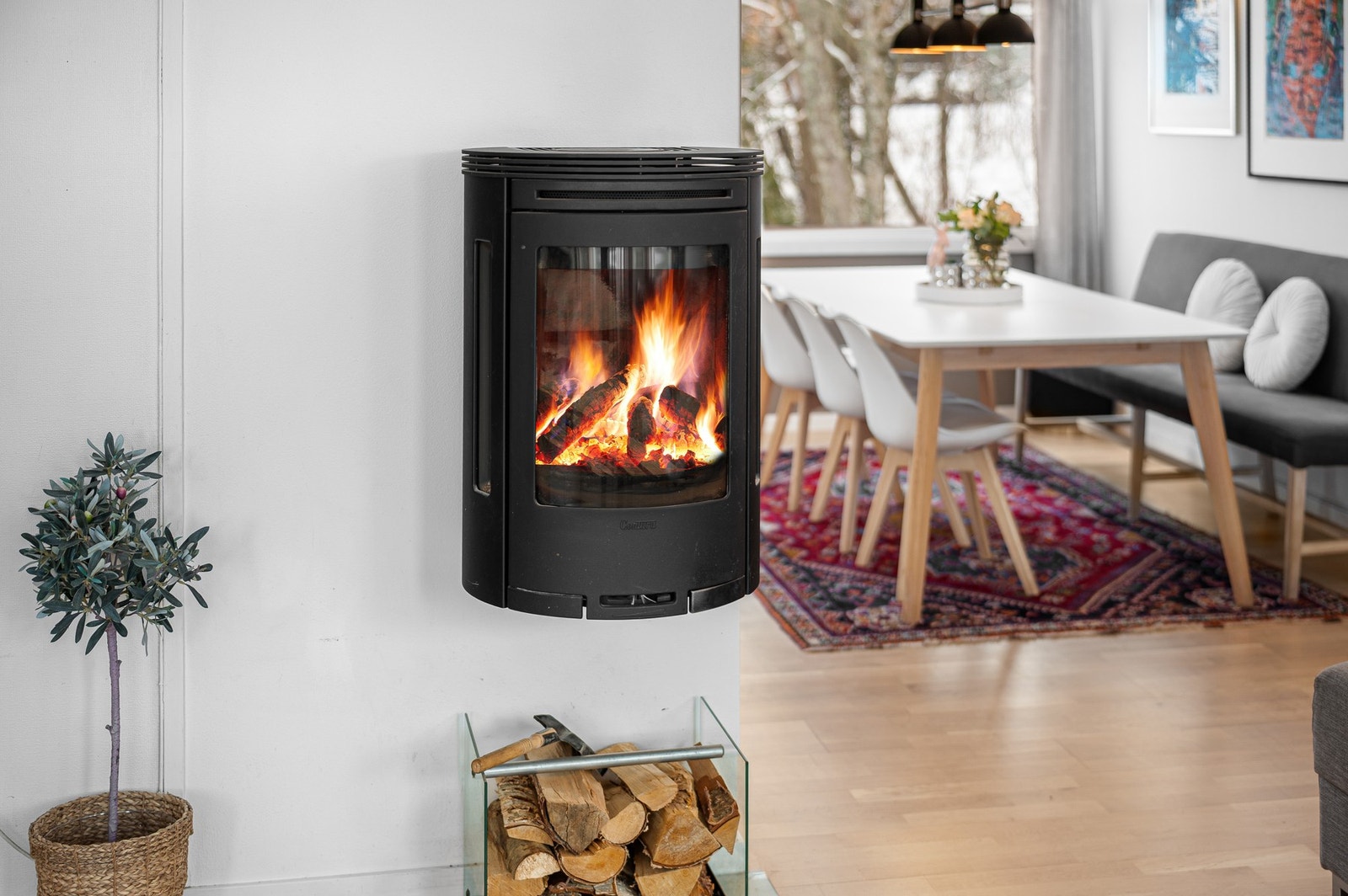 Herlig vedovn i stuen som bidrar til både god varme og reduserte energikostnader. Galleribilde