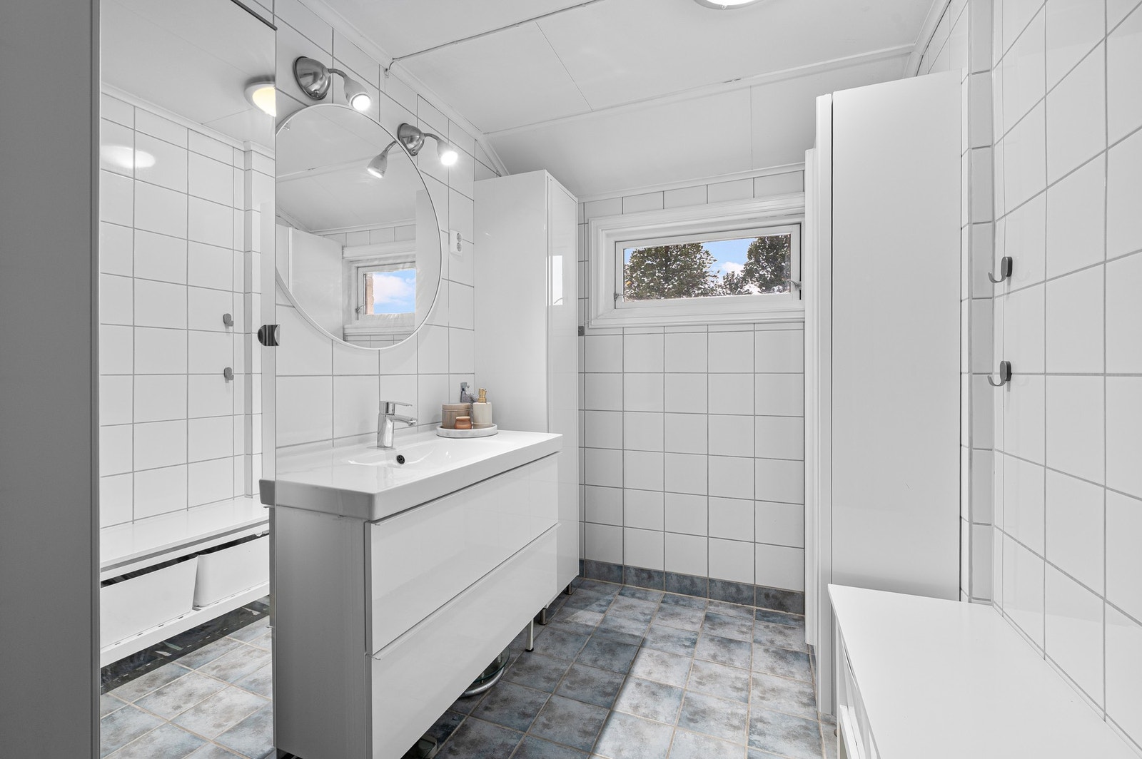 Lyst og pent flislagt bad på ca. 5,1m². Galleribilde