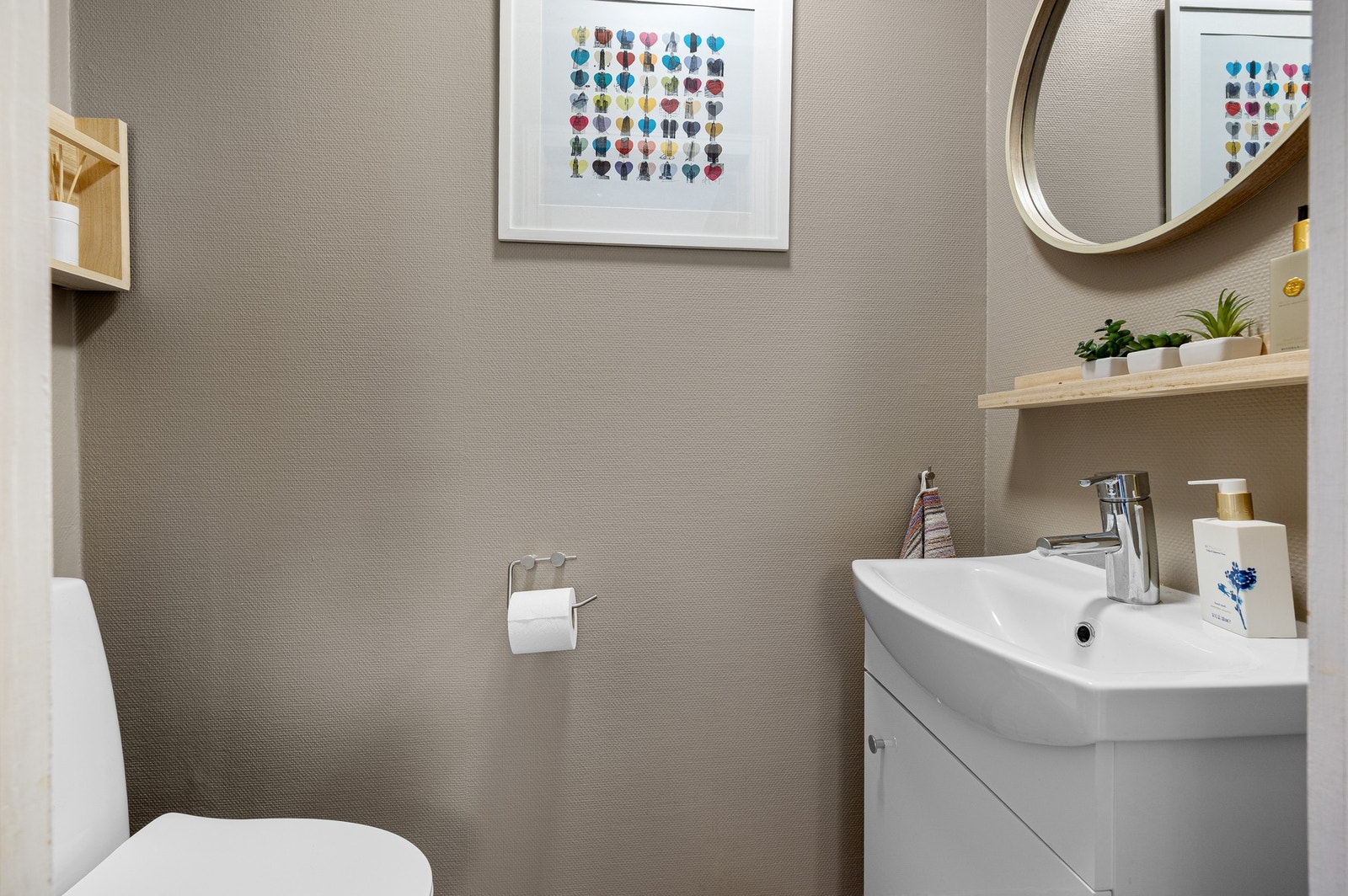 Praktisk separat toalettrom med WC og servant. Galleribilde